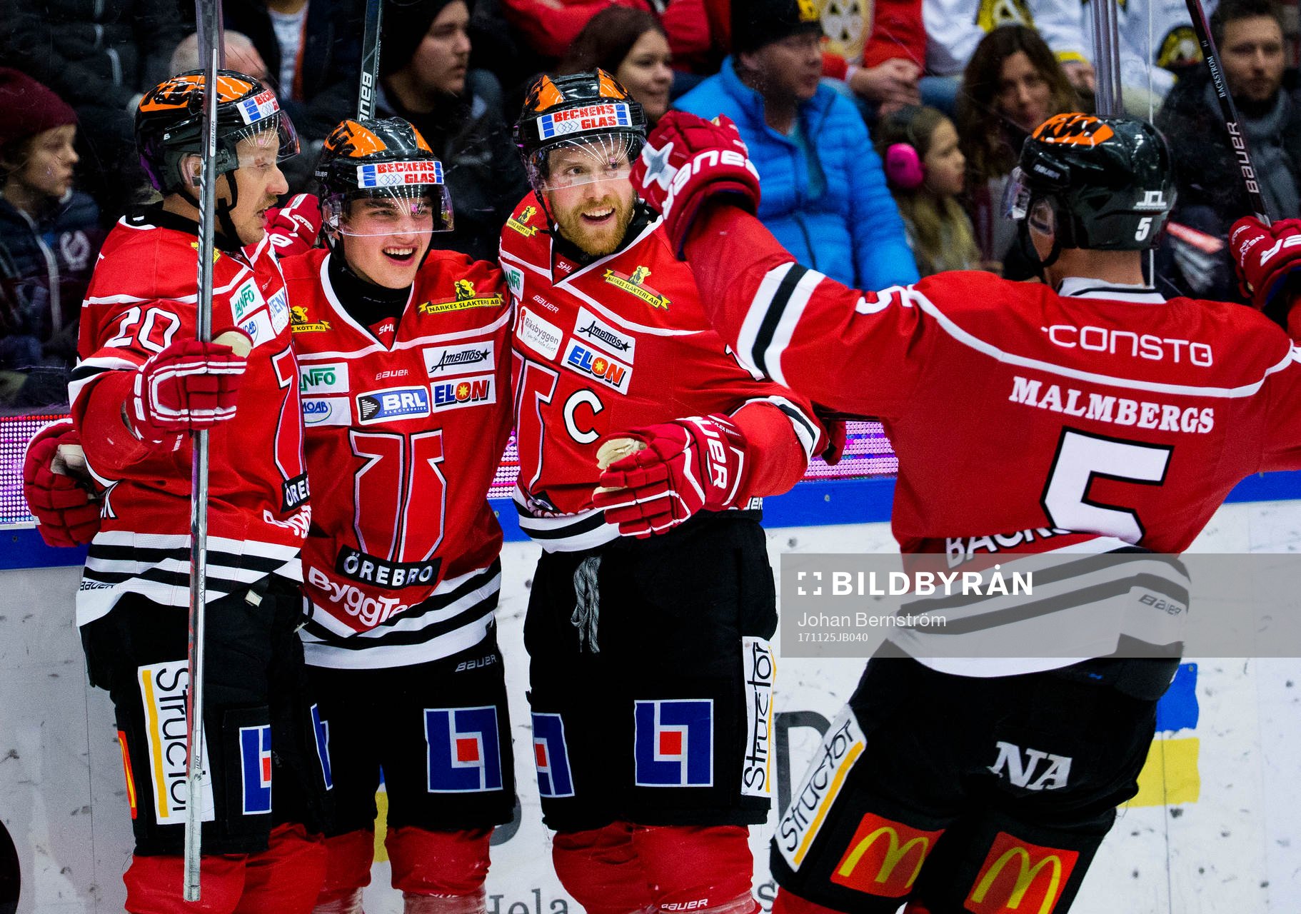 Örebros Glenn Gustafsson gör 2-2 och jublar med Joakim