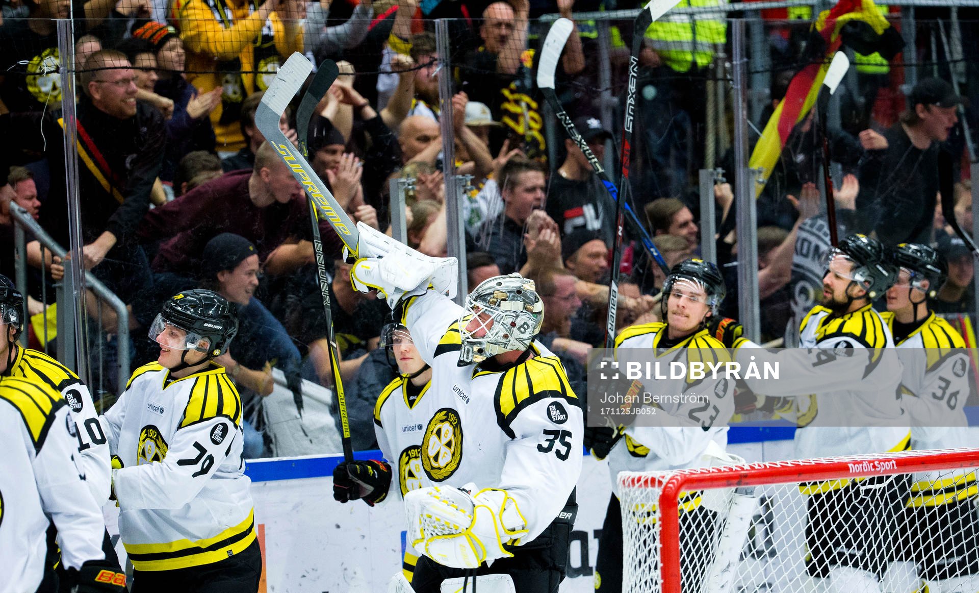 Brynäs målvakt David Rautio jublar framför fansen