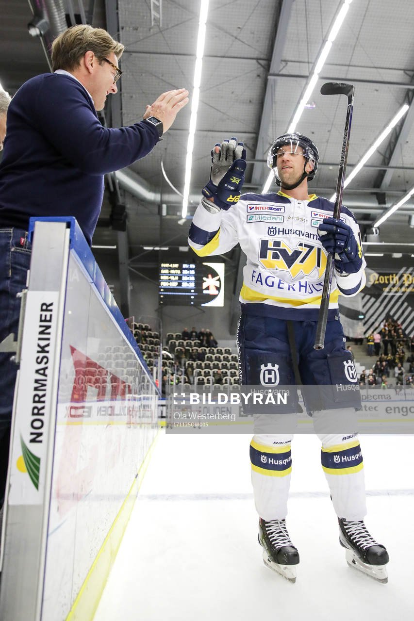 s mentala coach Magnus Carlsson gör high five med Martin