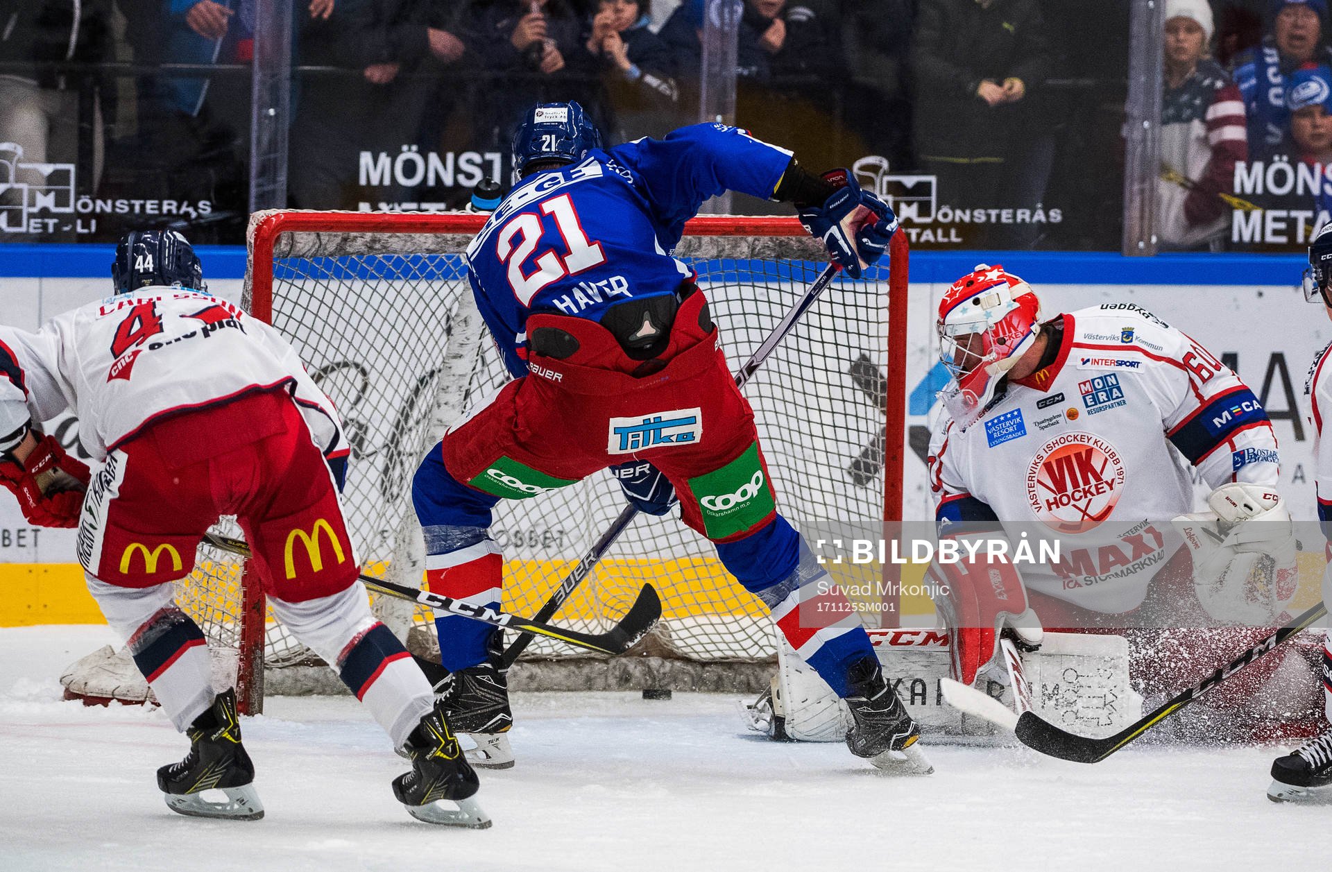 Oskarshamns Gustav Olhaver gör 1-0 medan Västerviks