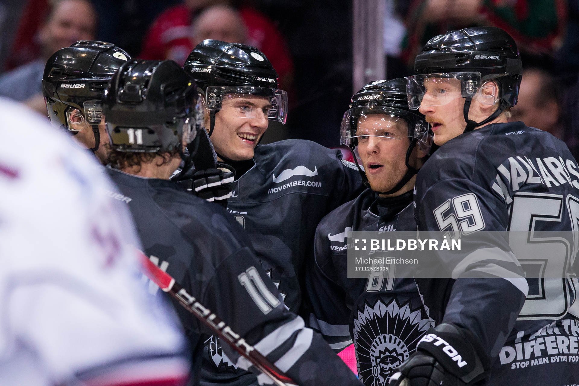 Frölundas Lias Andersson jublar ihop med Ryan Lasch, Simon