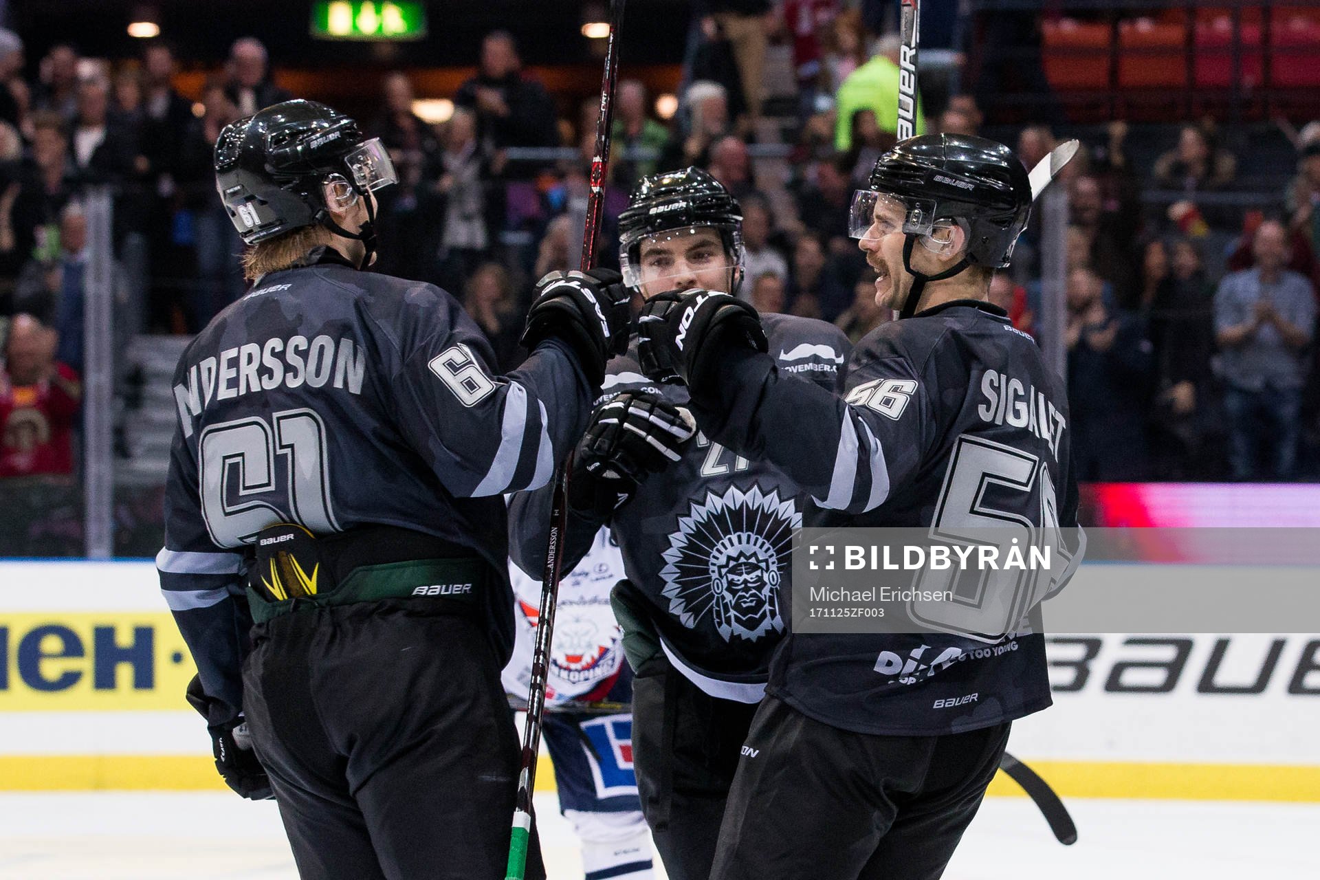 Frölundas Jonathan Sigalet jublar ihop med Victor Olofsson