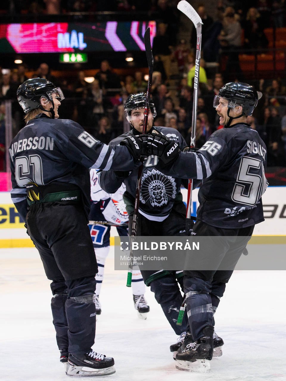 Frölundas Jonathan Sigalet jublar ihop med Victor Olofsson