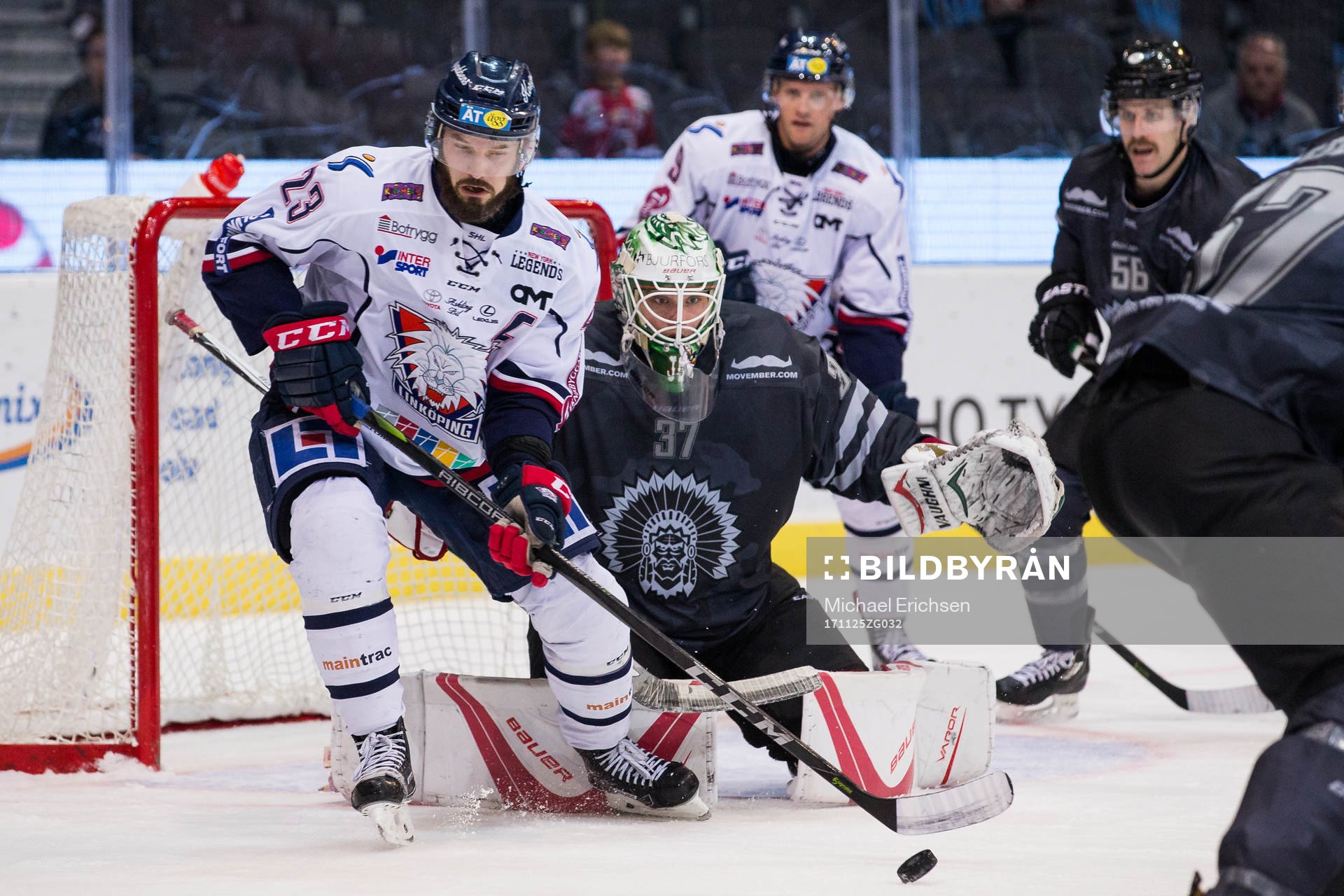 Linköpings Niklas Persson framför Frölundas målvakt