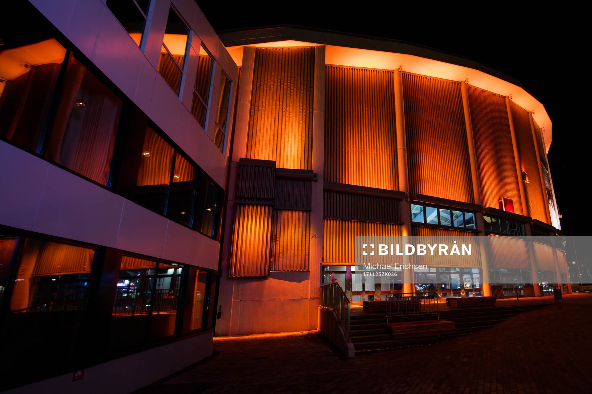 Scandinavium lyser orange