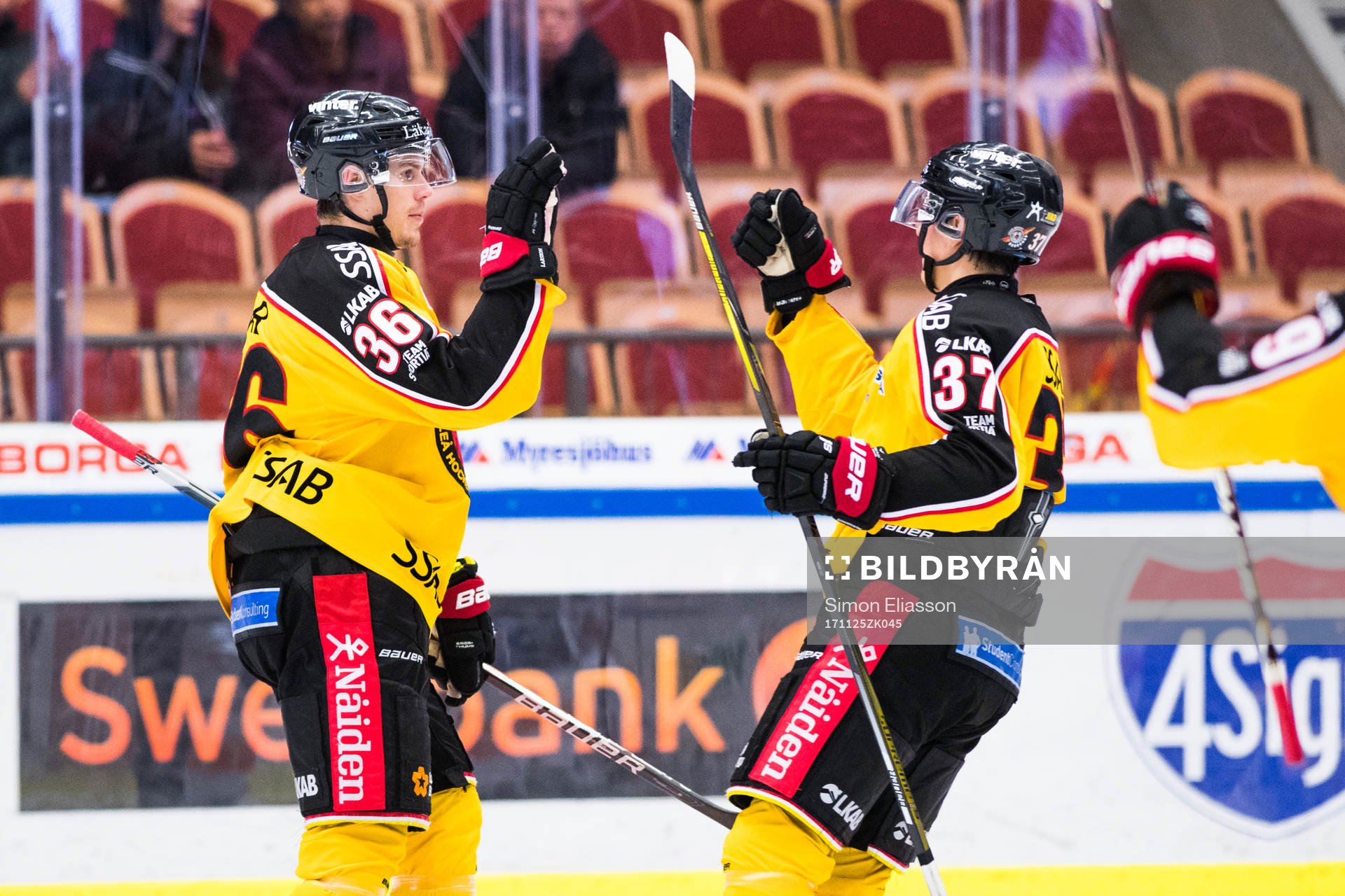 Luleås Emil Larsson och Isac Lundeström jublar