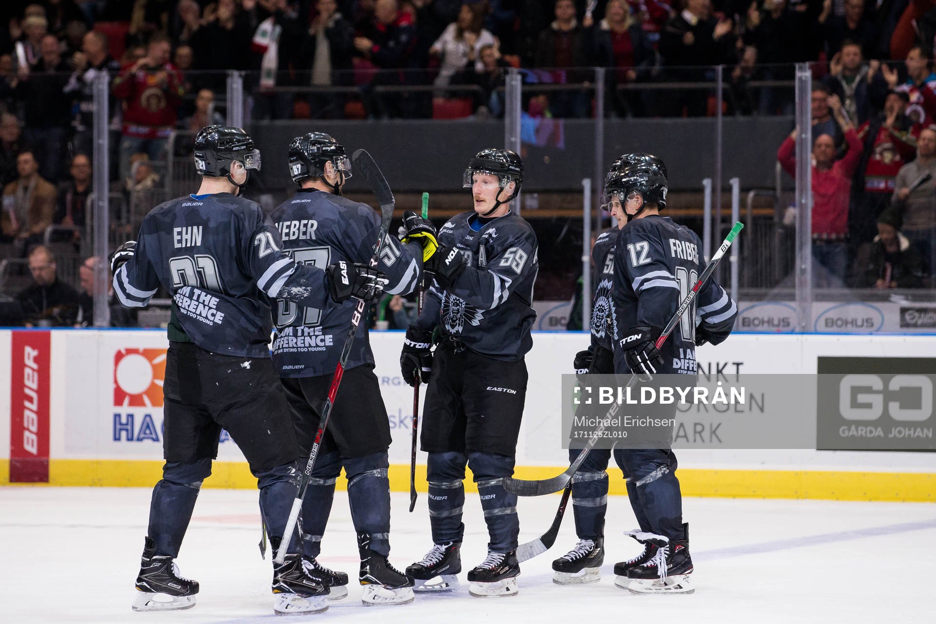 Frölundas Simon Hjalmarsson jublar med lagkamrater