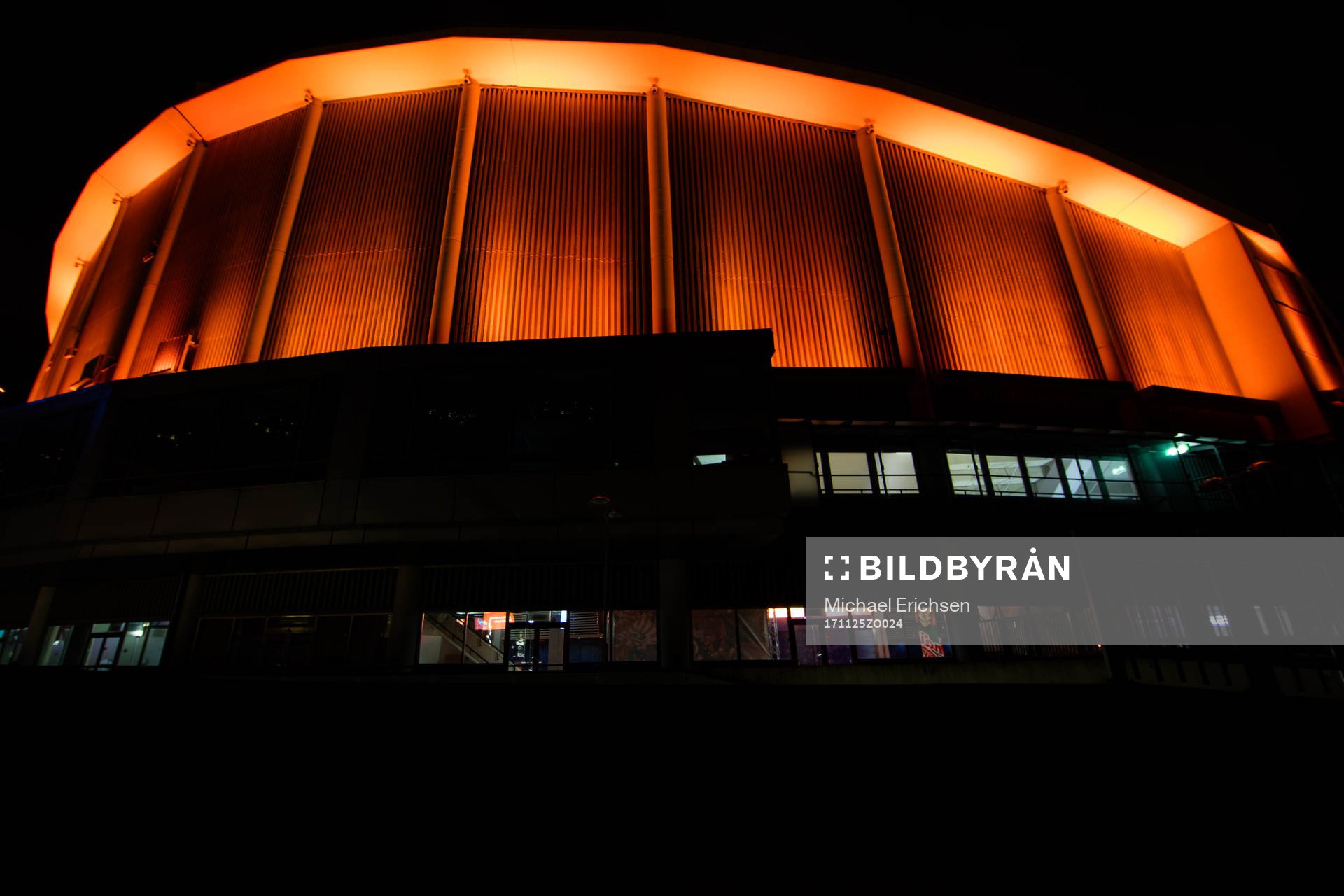 Scandinavium lyser orange