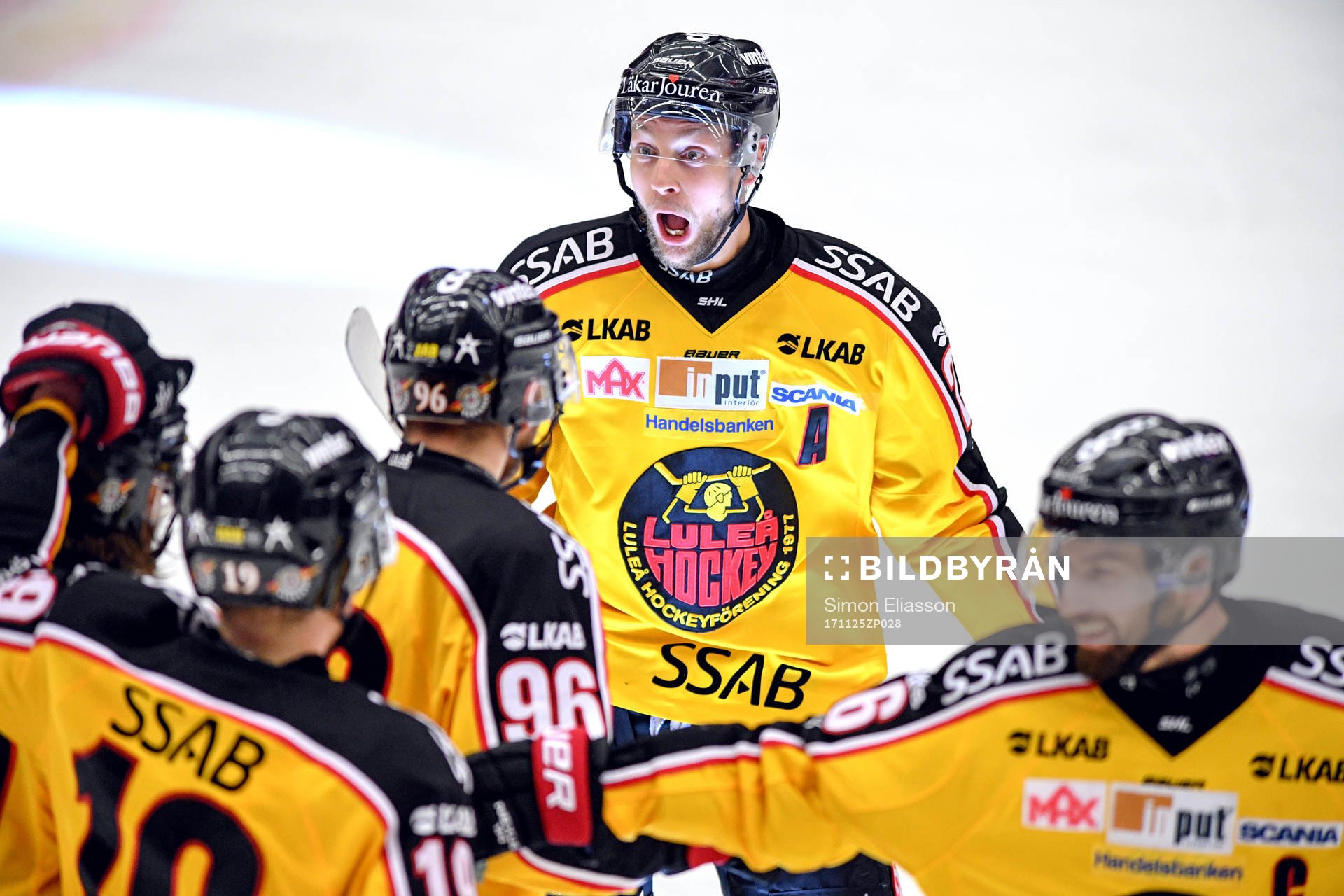 Luleås Daniel Sondell jublar med lagkamrater