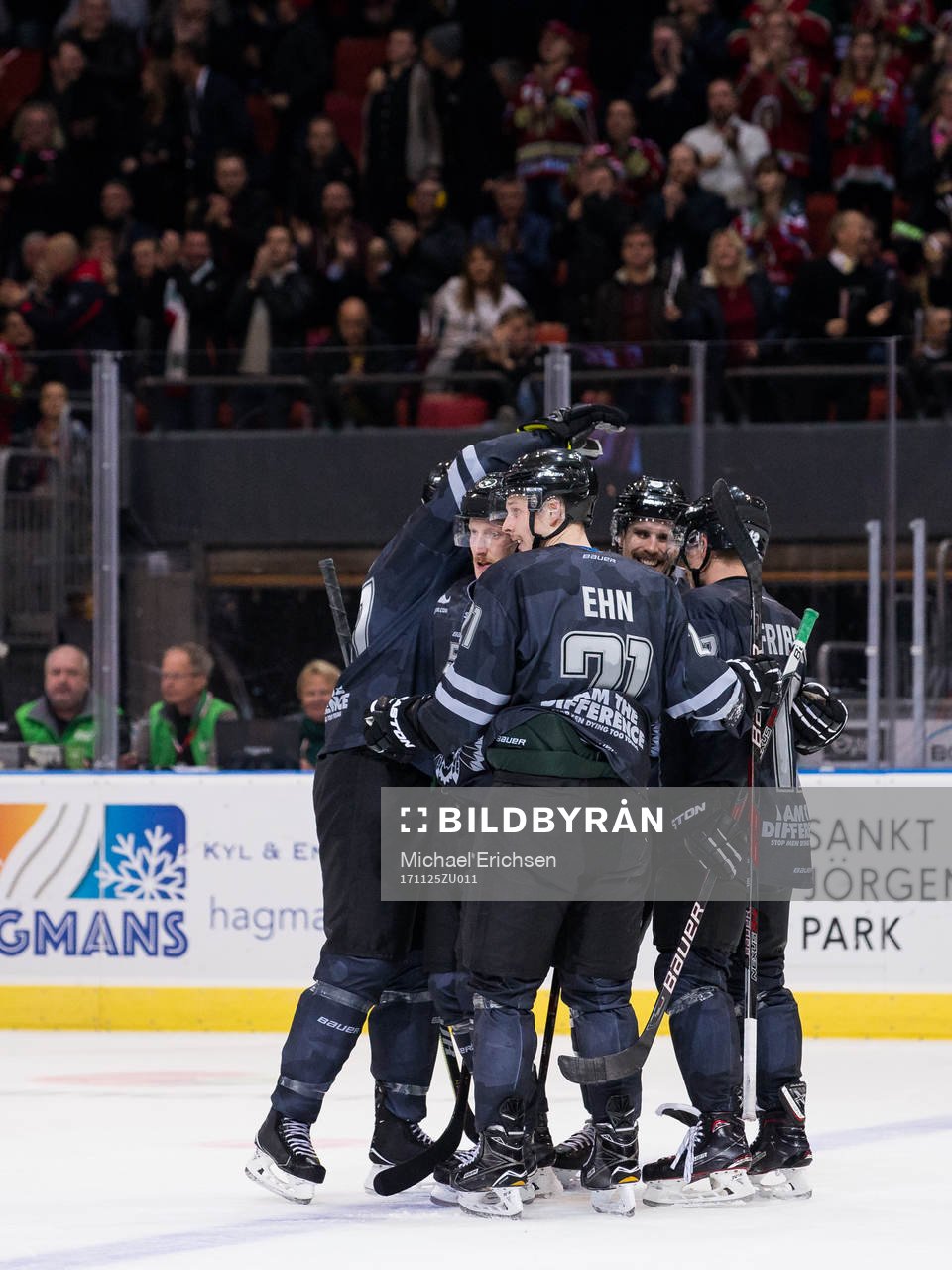 Frölundas Simon Hjalmarsson jublar med lagkamrater