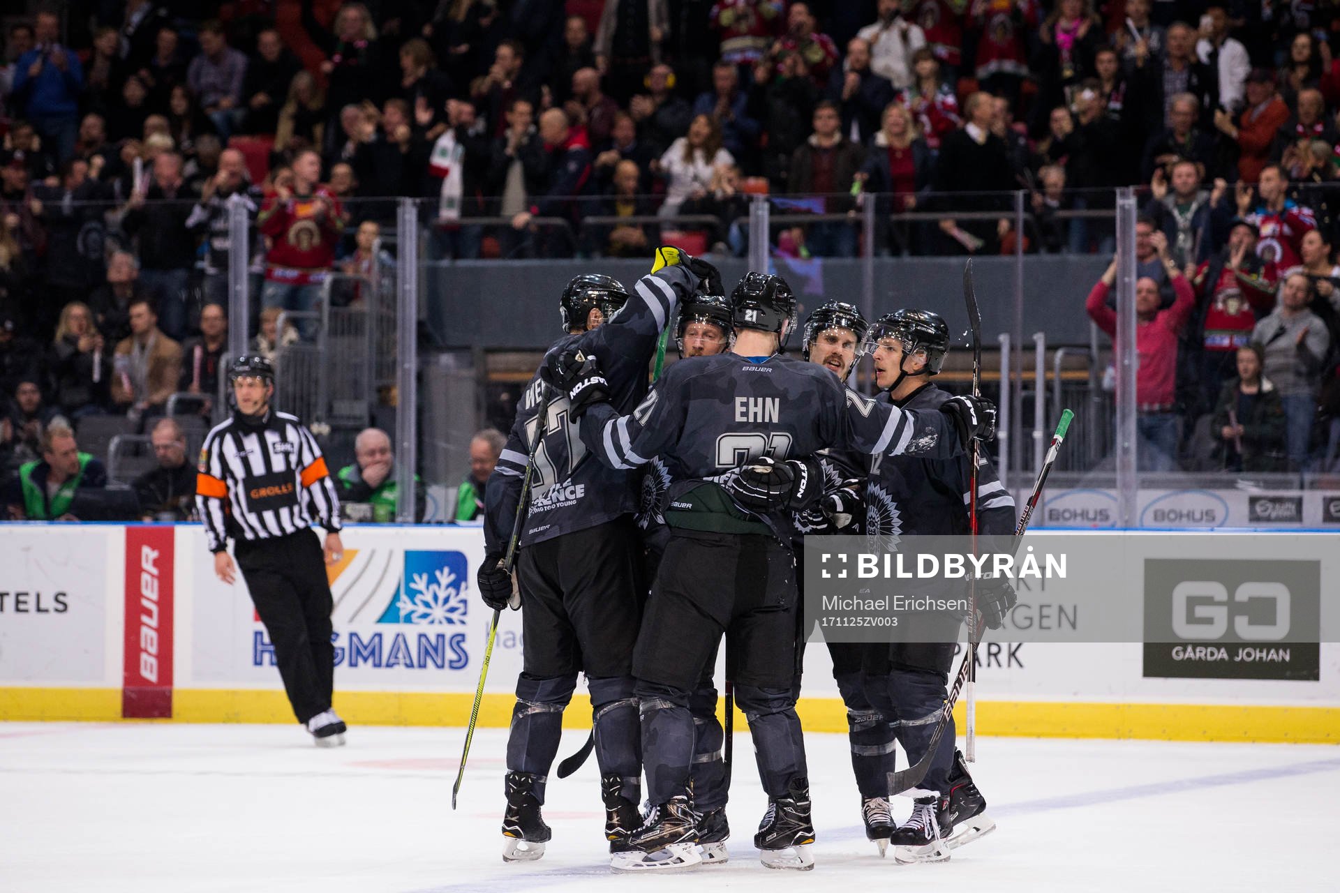 Frölundas Simon Hjalmarsson jublar med lagkamrater