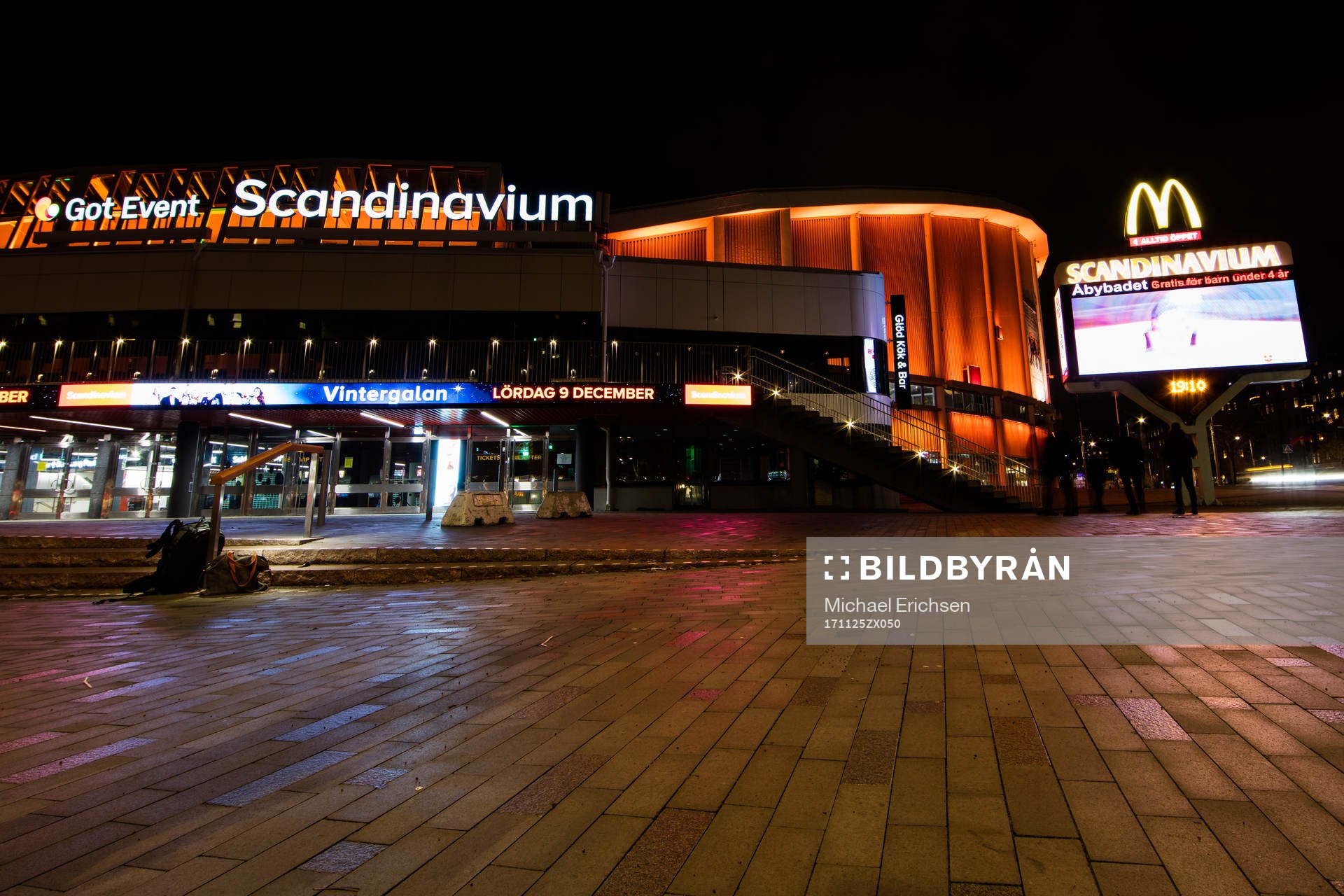 Scandinavium lyser orange
