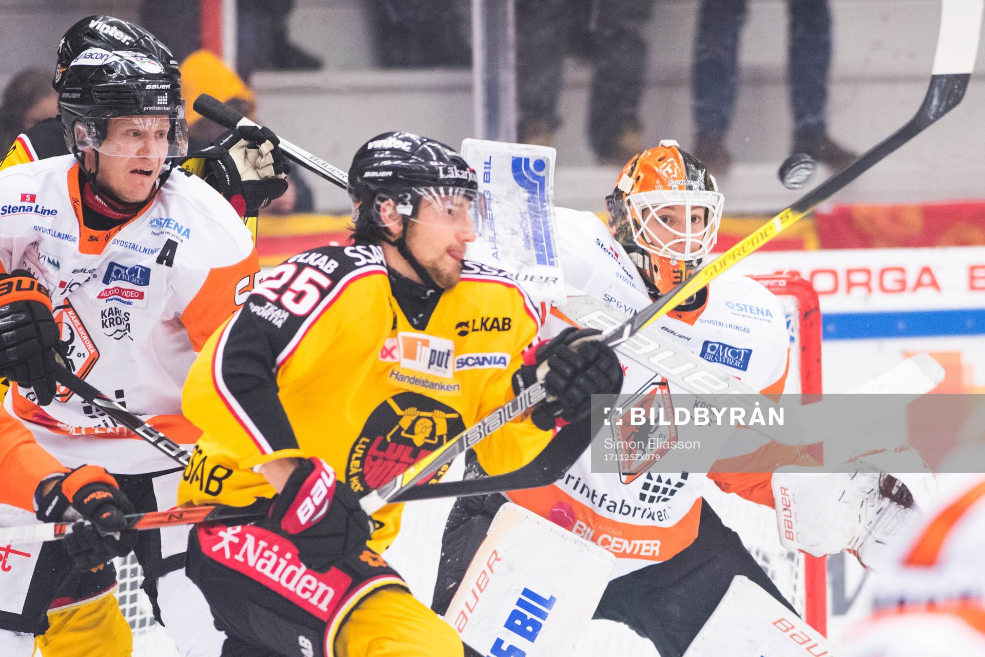Luleås Anton Hedman och Karlskronas målvakt Henrik