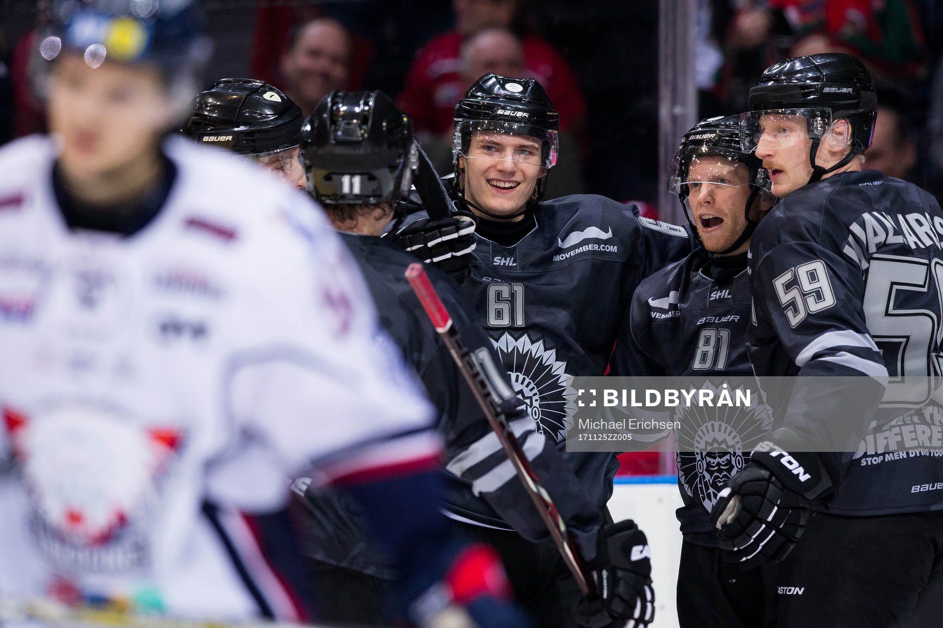 Frölundas Lias Andersson jublar ihop med Ryan Lasch, Simon