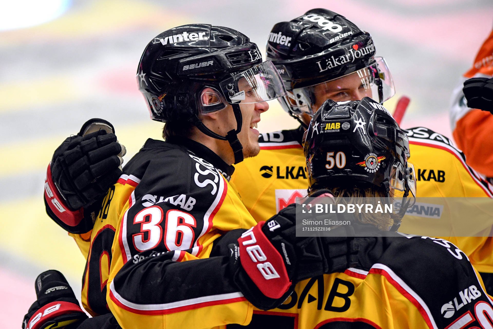 Luleås Emil Larsson jublar med lagkamrater
