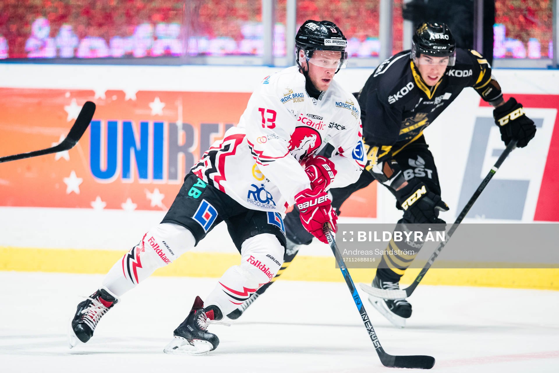 Vita Hästens Villiam Haag med puck