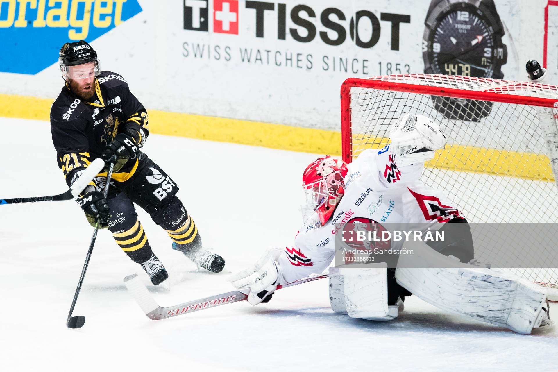 s Christian Sandberg oroar framför Vita Hästens målvakt