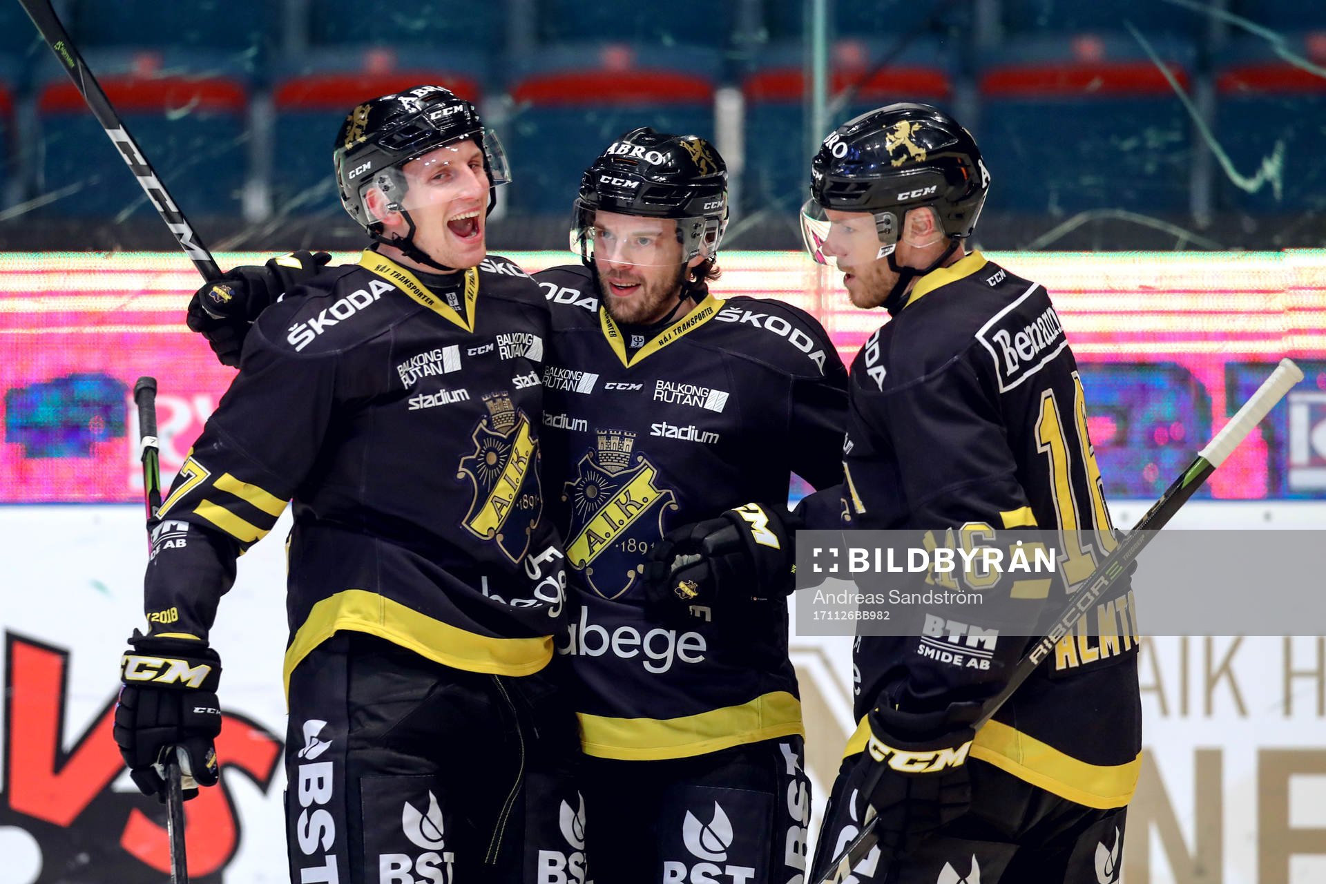 s Filip Windlert, Henrik Marklund och Jonas Almtorp jublar