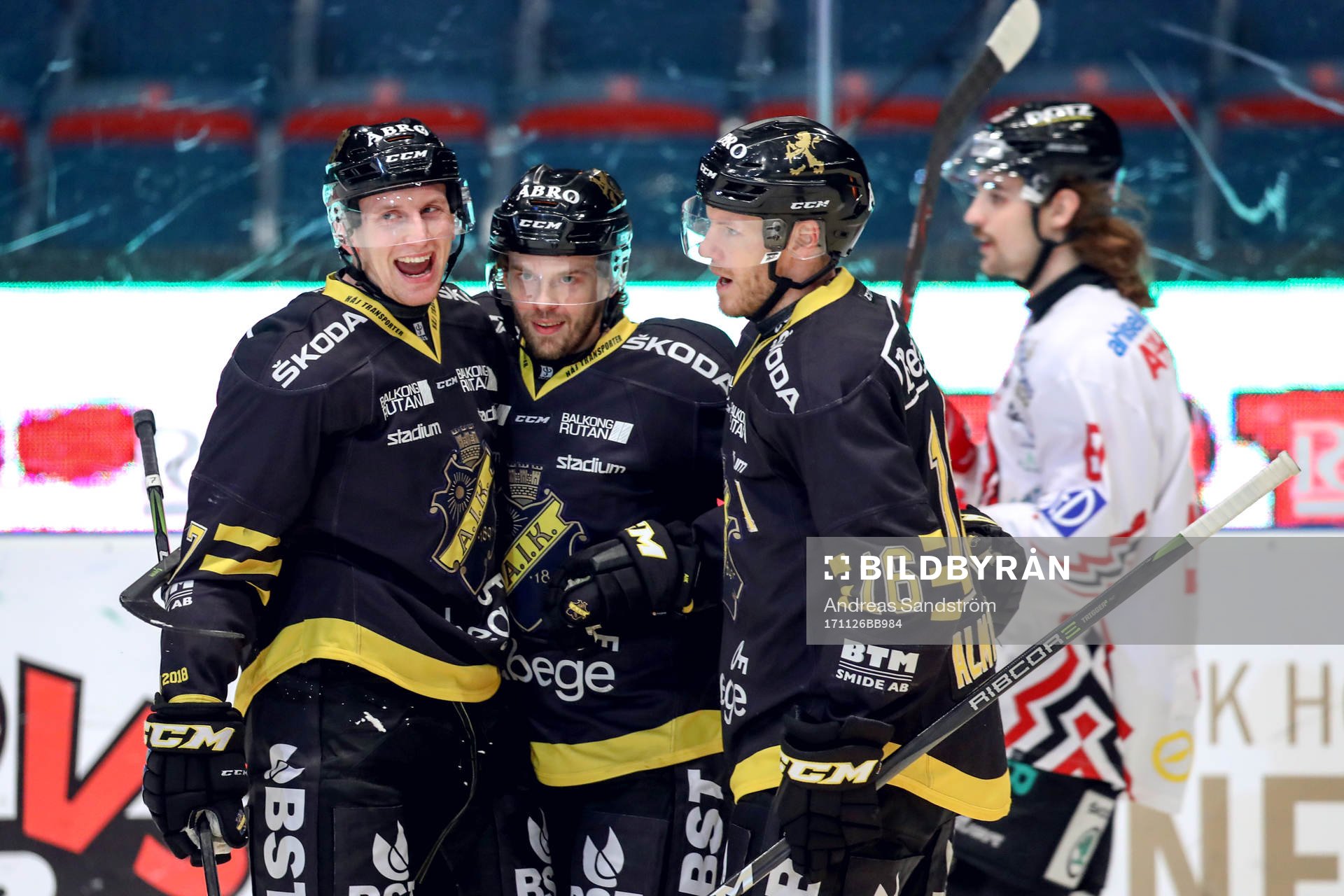 s Filip Windlert, Henrik Marklund och Jonas Almtorp jublar