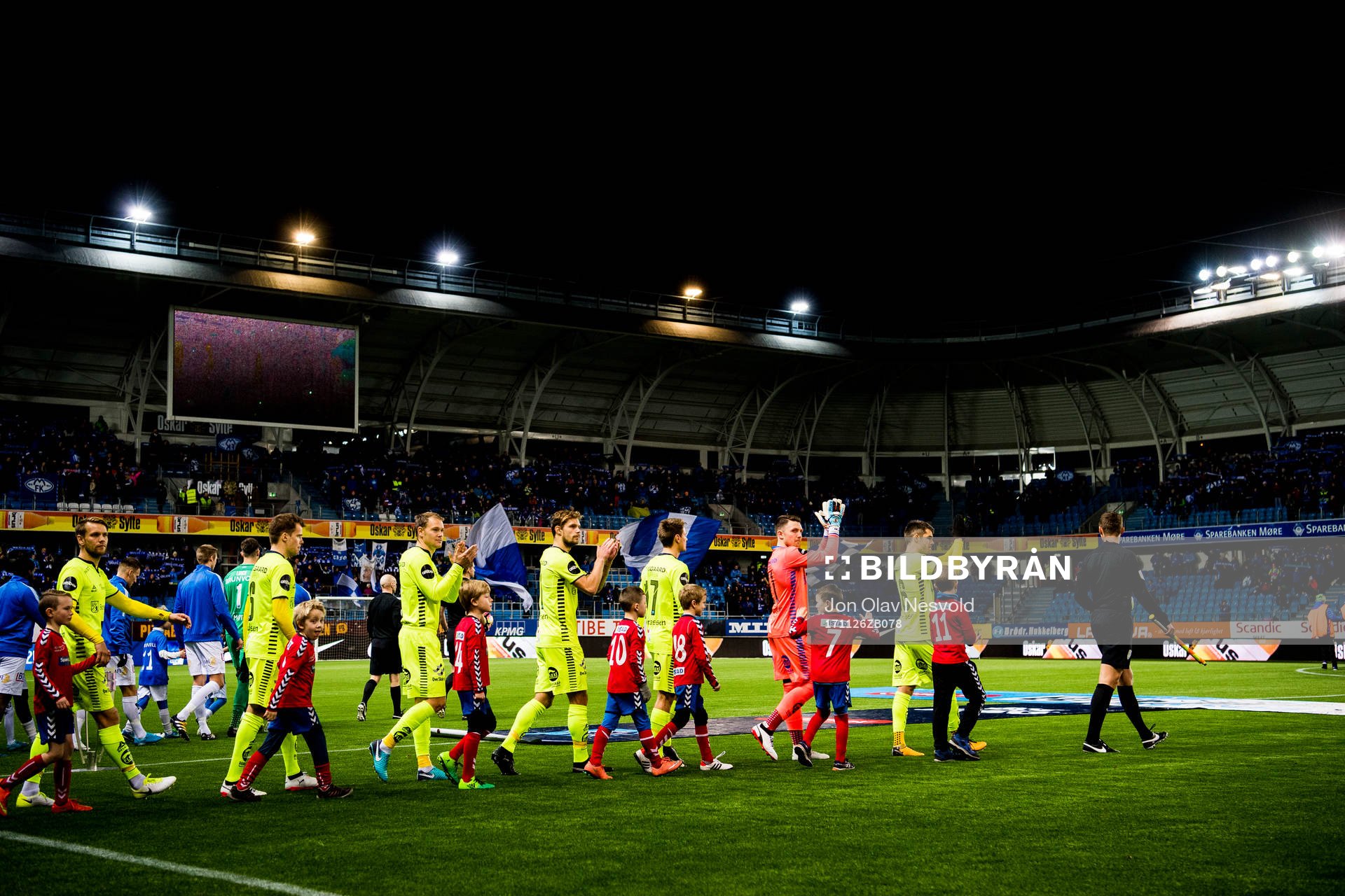 The two teams enter the pitch