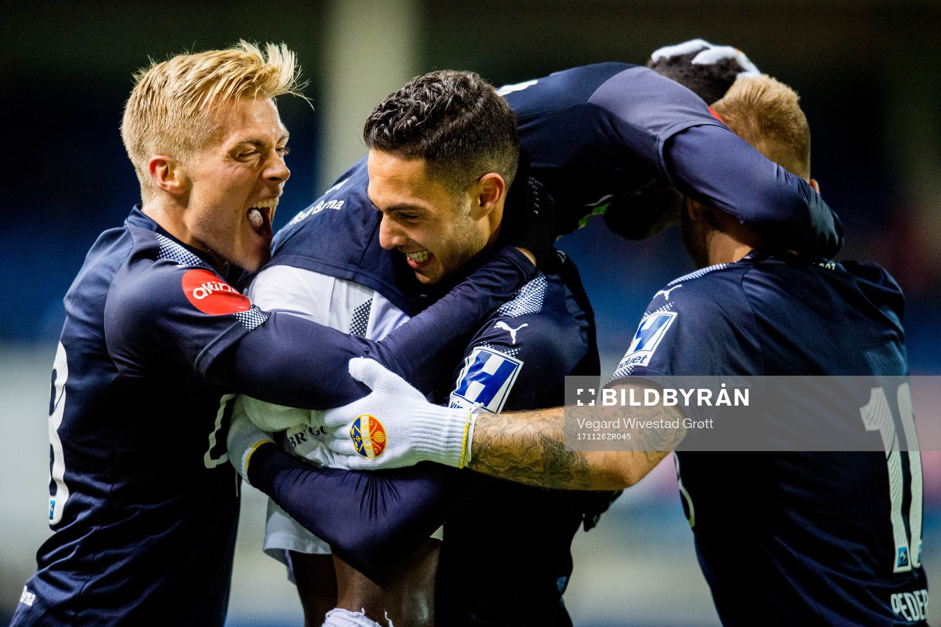 Tokmac Nguen of Strømsgodset celebrates with teammates