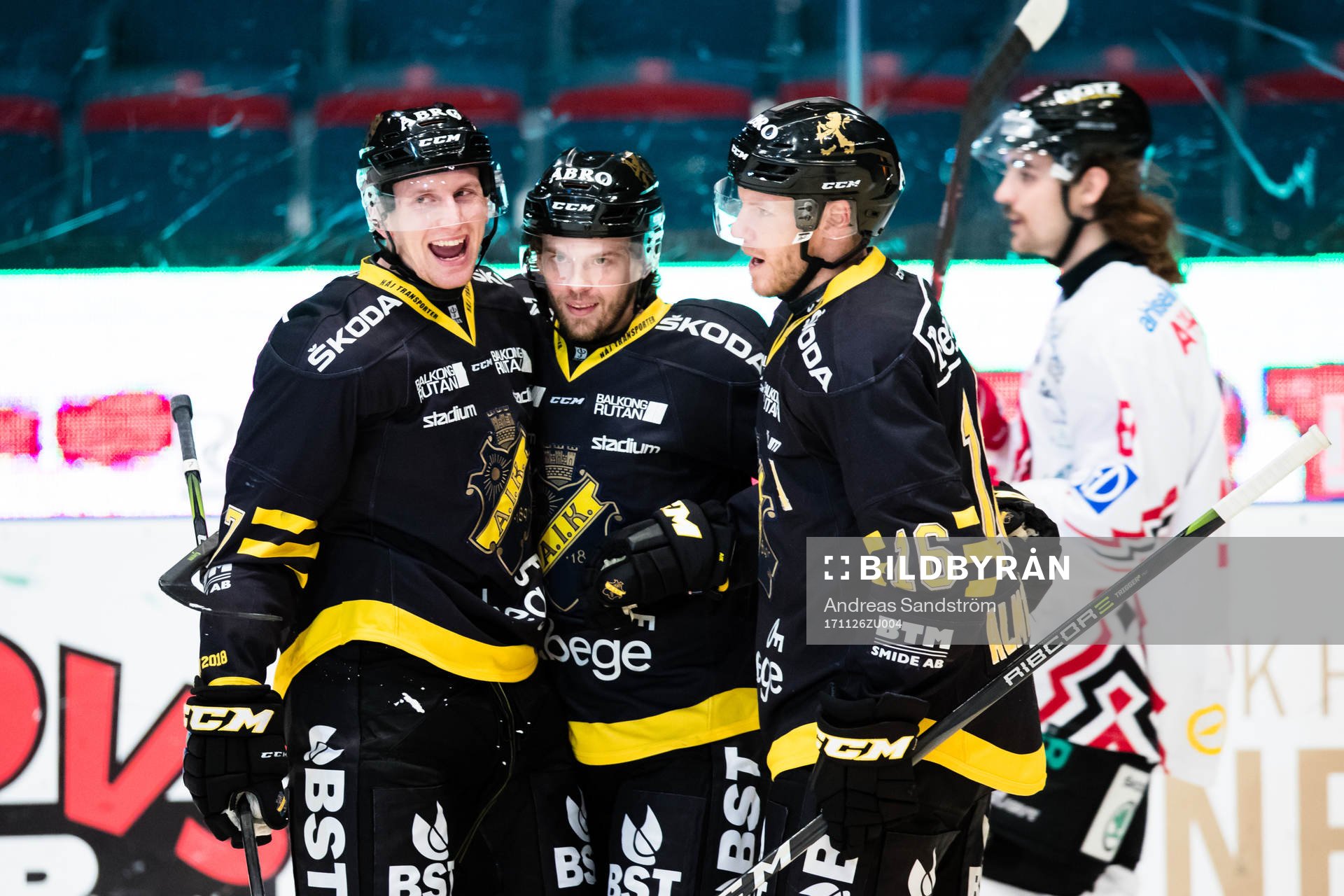 s Henrik Marklund jublar med Filip Windlert (v) och Jonas