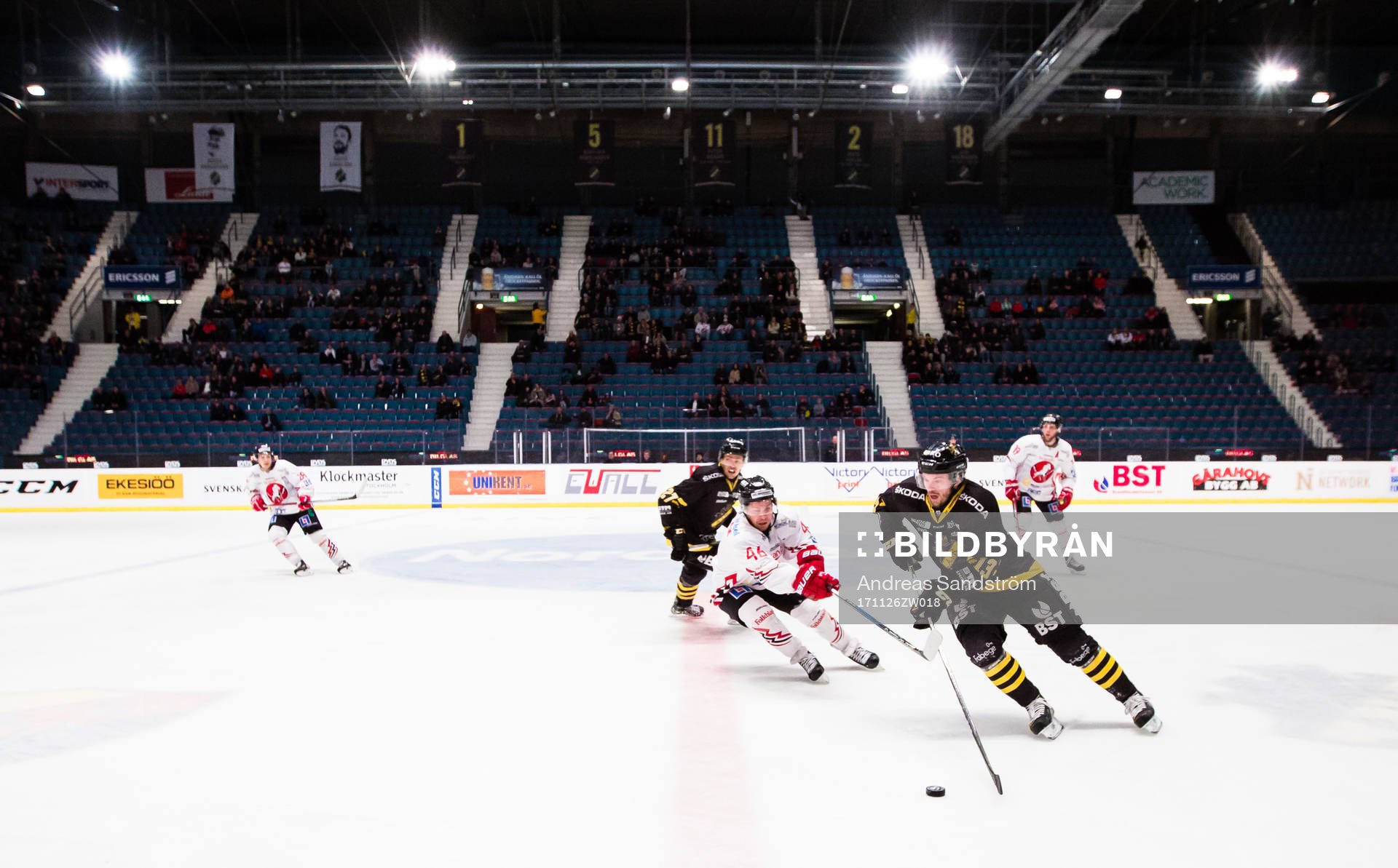 s Henrik Marklund i kamp om pucken med Vita Hästens