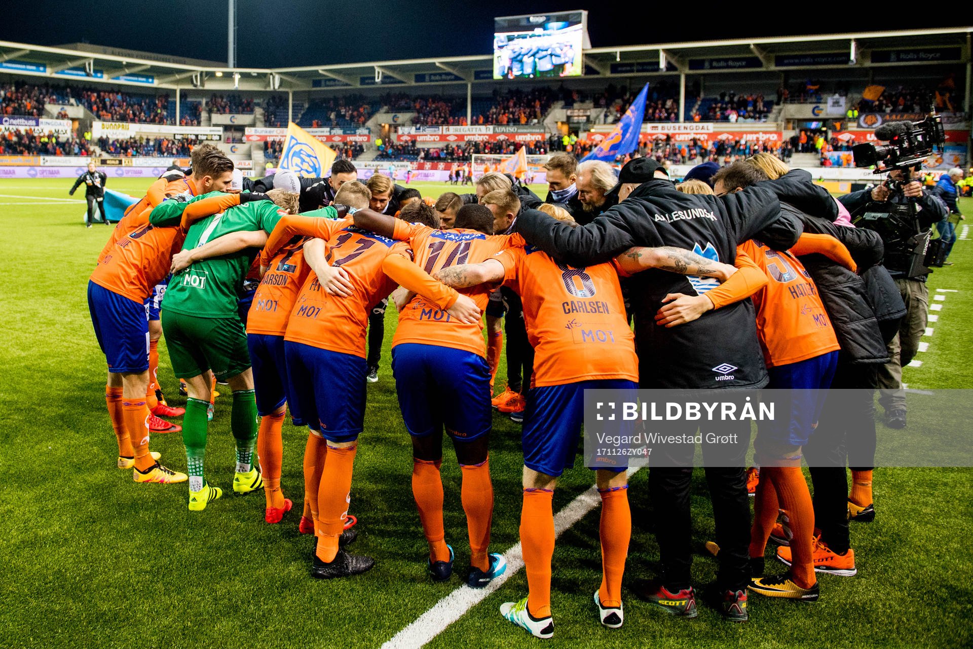 Players of Aalesund gather a circle