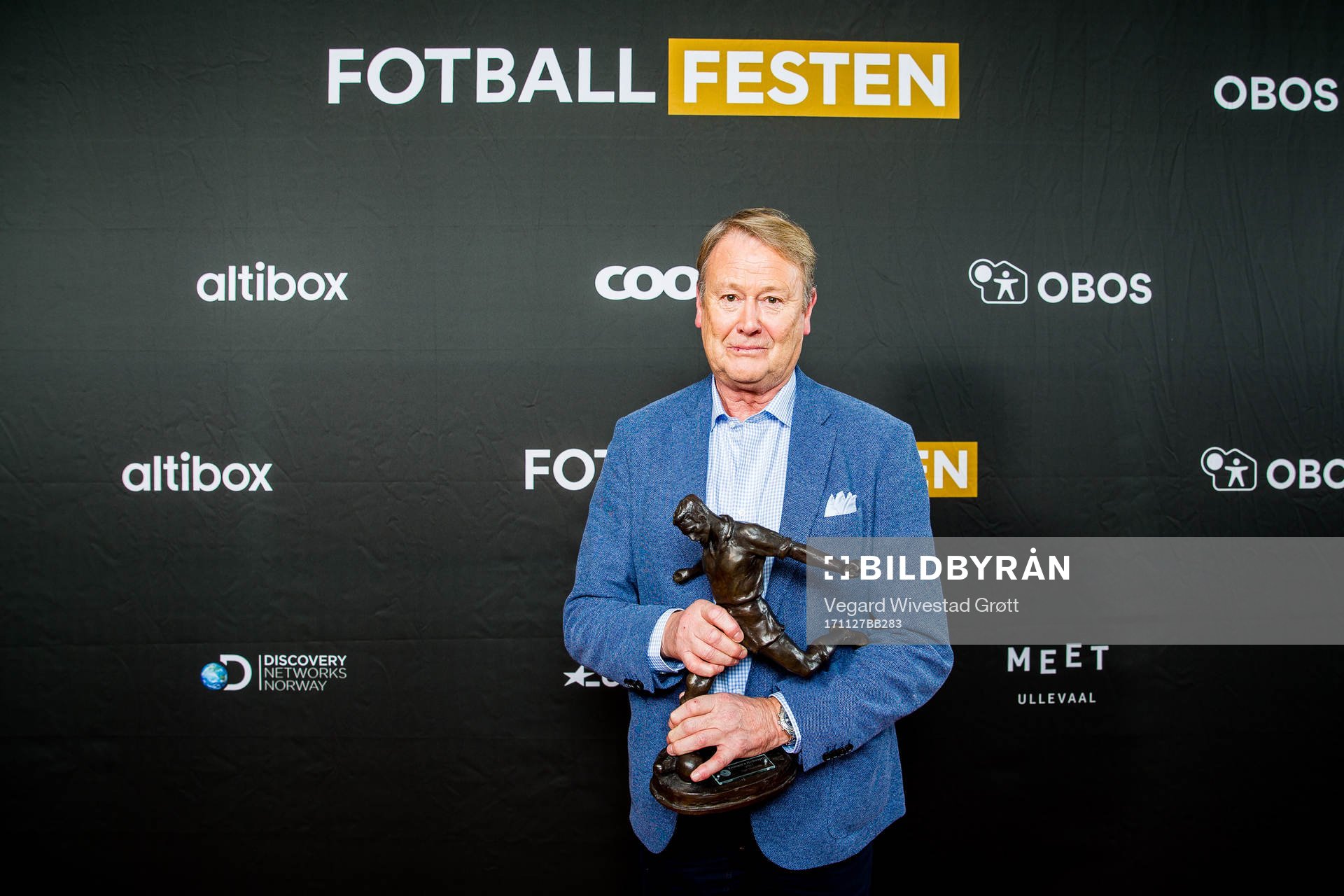 Åge Hareide, head coach of Denmark, poses for a portrait with the award Kniksens Hederspris during Fotballfesten on November 27, 2017 in Oslo.