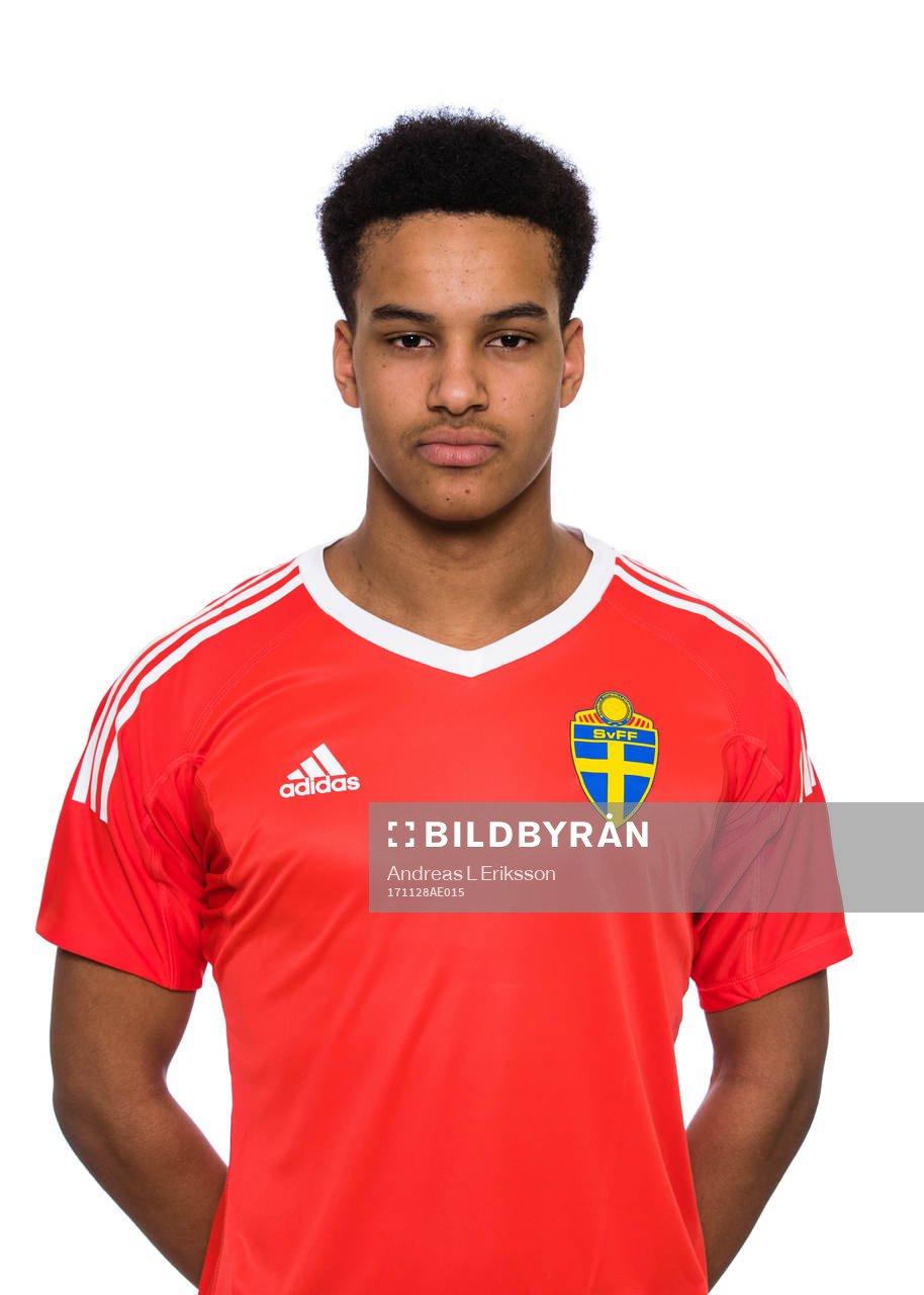Oliver Nnonyelu Dovin i P15/02-landslaget poserar för ett porträtt den 28 november 2017 i Stockholm. 