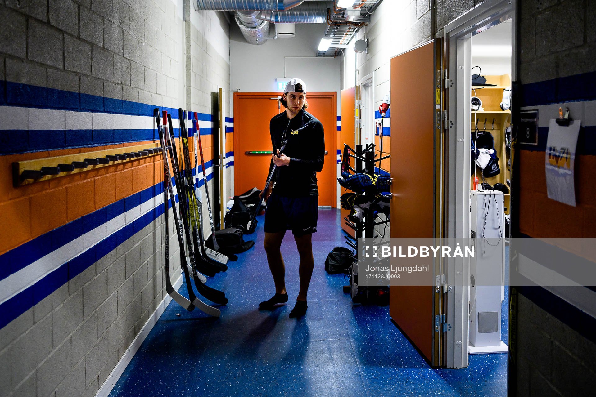 s Kevin Stenlund före ishockeymatchen i SHL mellan Växjö