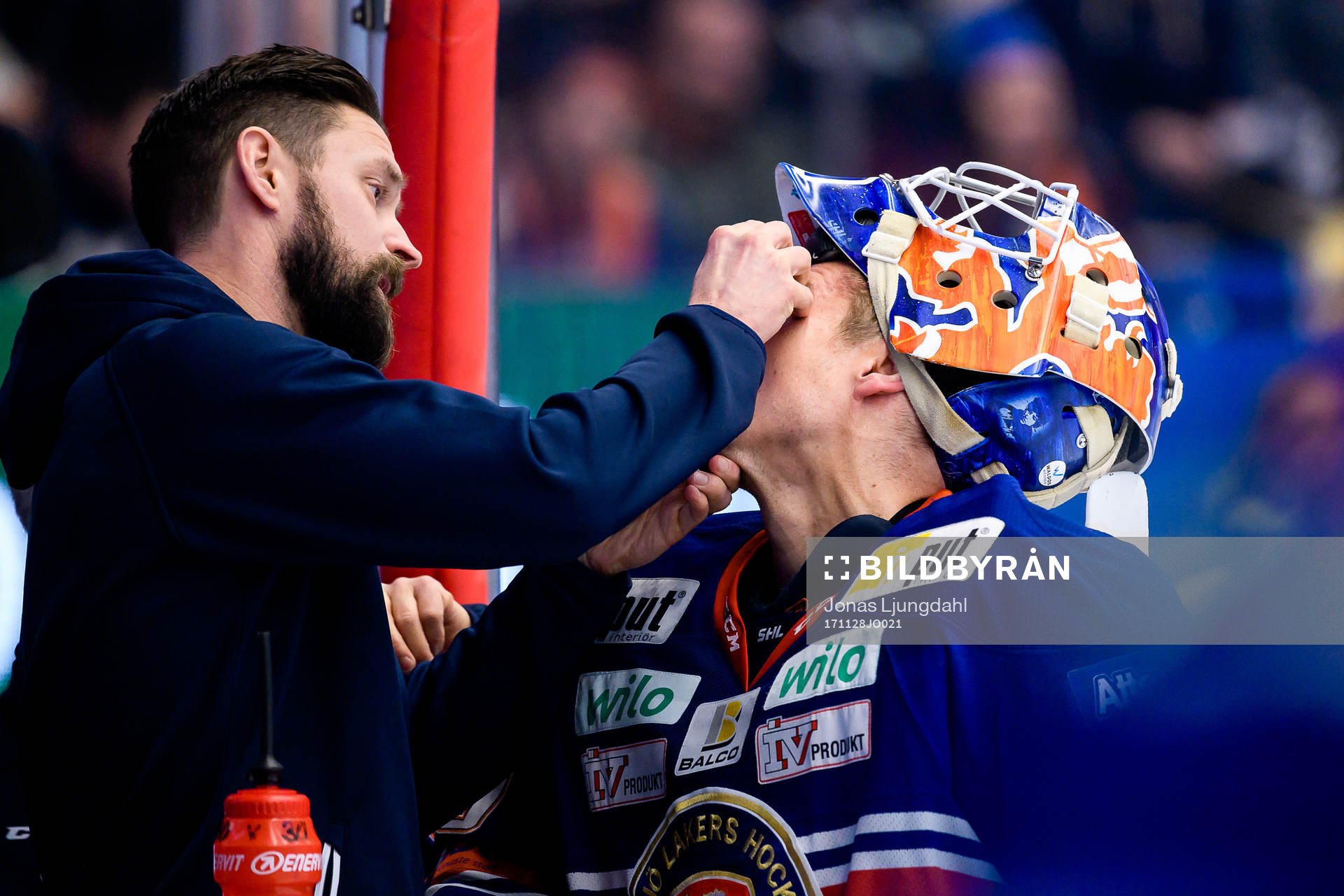 Växjös målvakt Viktor Fasth får hjälp med en lins av
