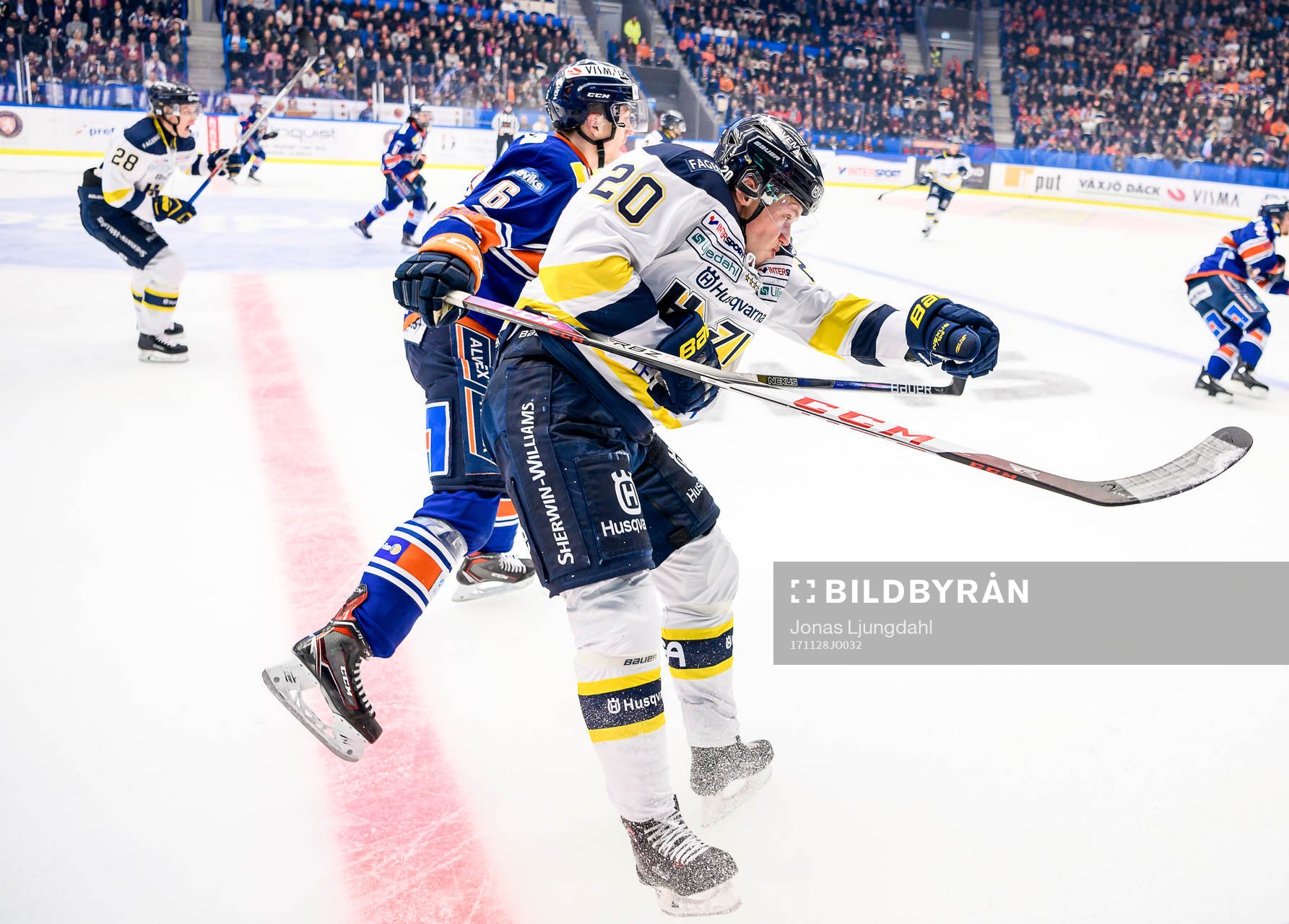 s Lawrence Pilut tacklar Växjös Linus Högberg