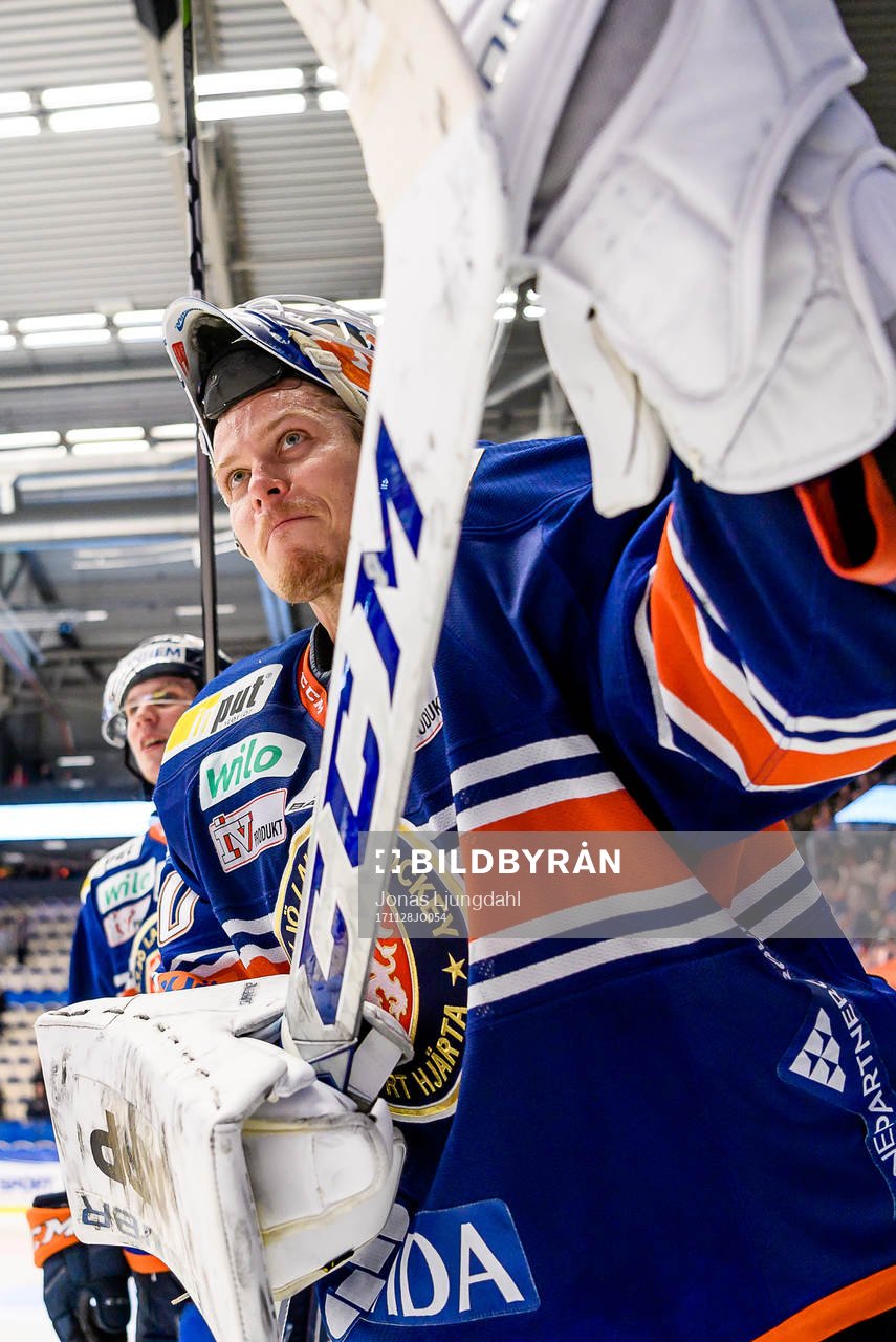 Växjös målvakt Viktor Fasth jublar