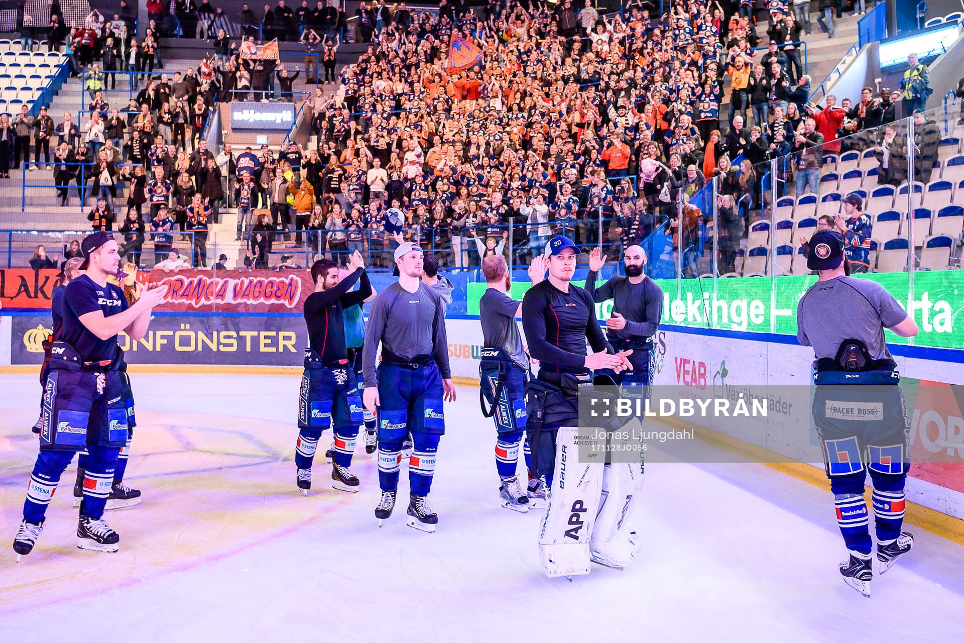 Växjös spelare och supportrar jublar