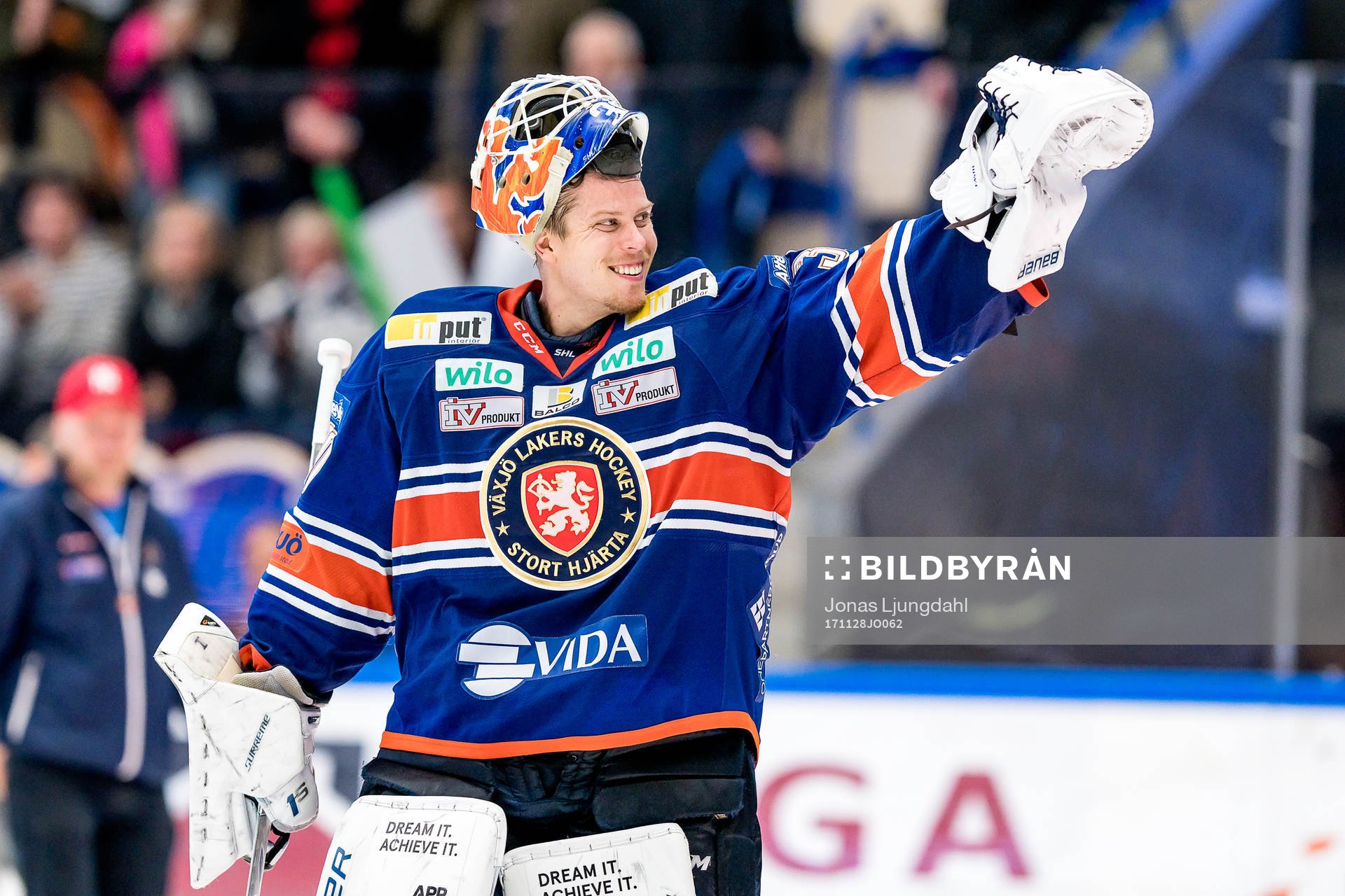 Växjös målvakt Viktor Fasth jublar