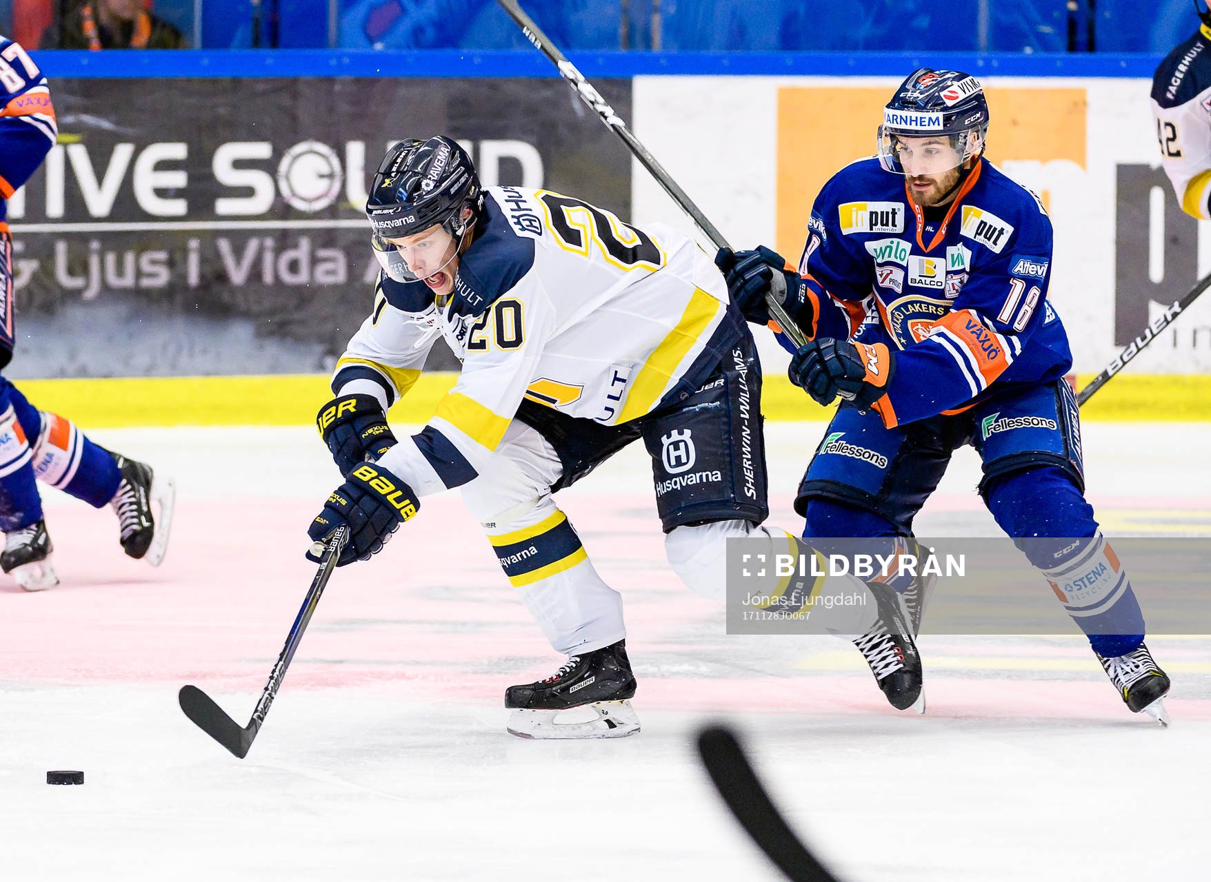 s Lawrence Pilut jagas av Växjös Andrew Calof