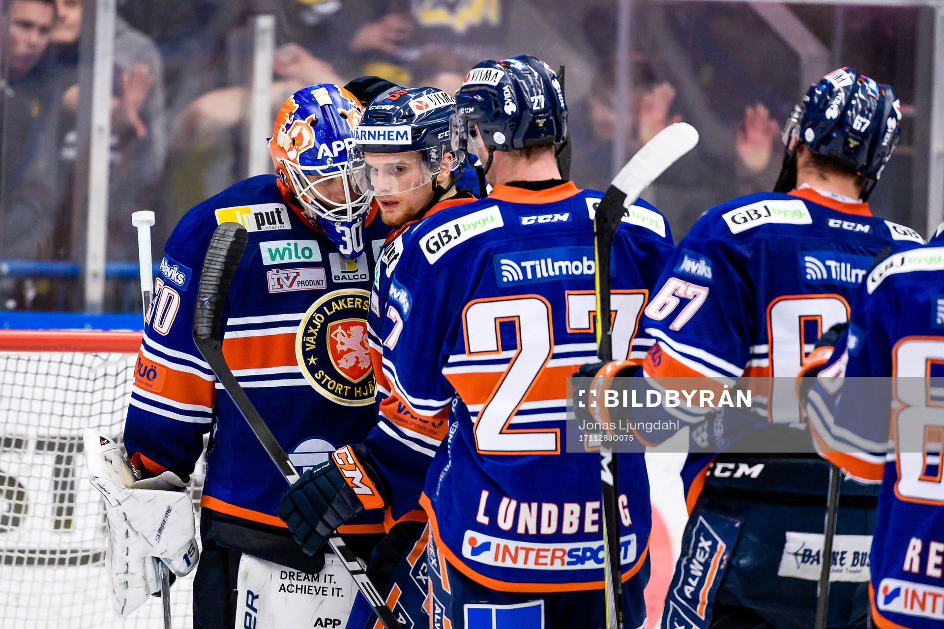 Växjös målvakt Viktor Fasth och Brendan Shinnimin  jublar
