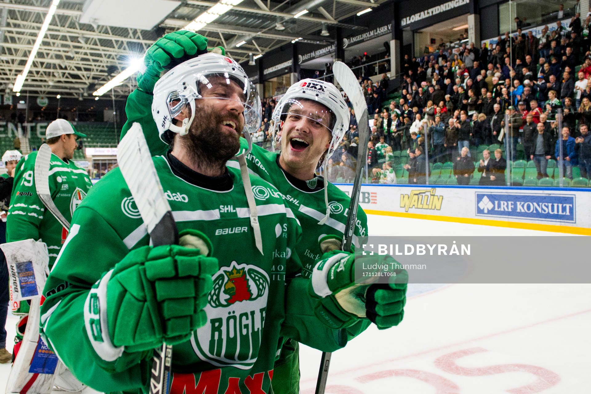 Rögles Taylor Matson och Simon Ryfors jublar när de går