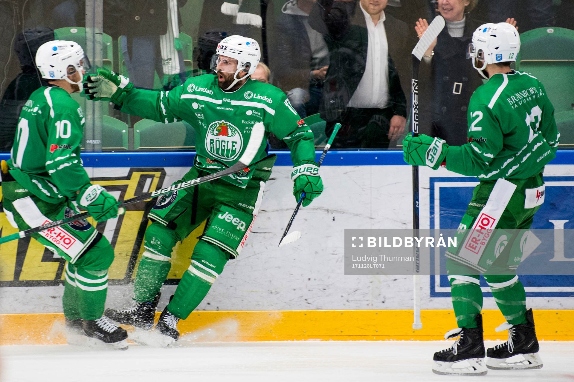 Rögles Taylor Matson jublar med Alexander Younan och