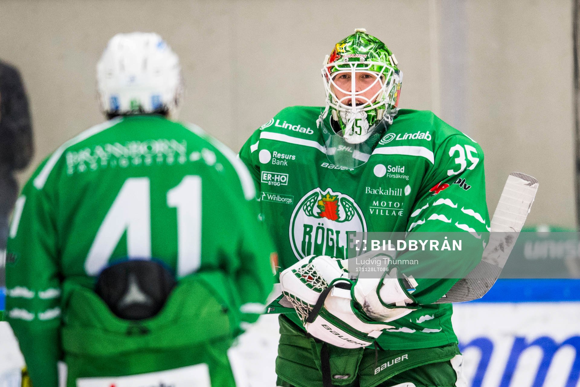 Rögles målvakt Emil Kruse jublar med Daniel Widing