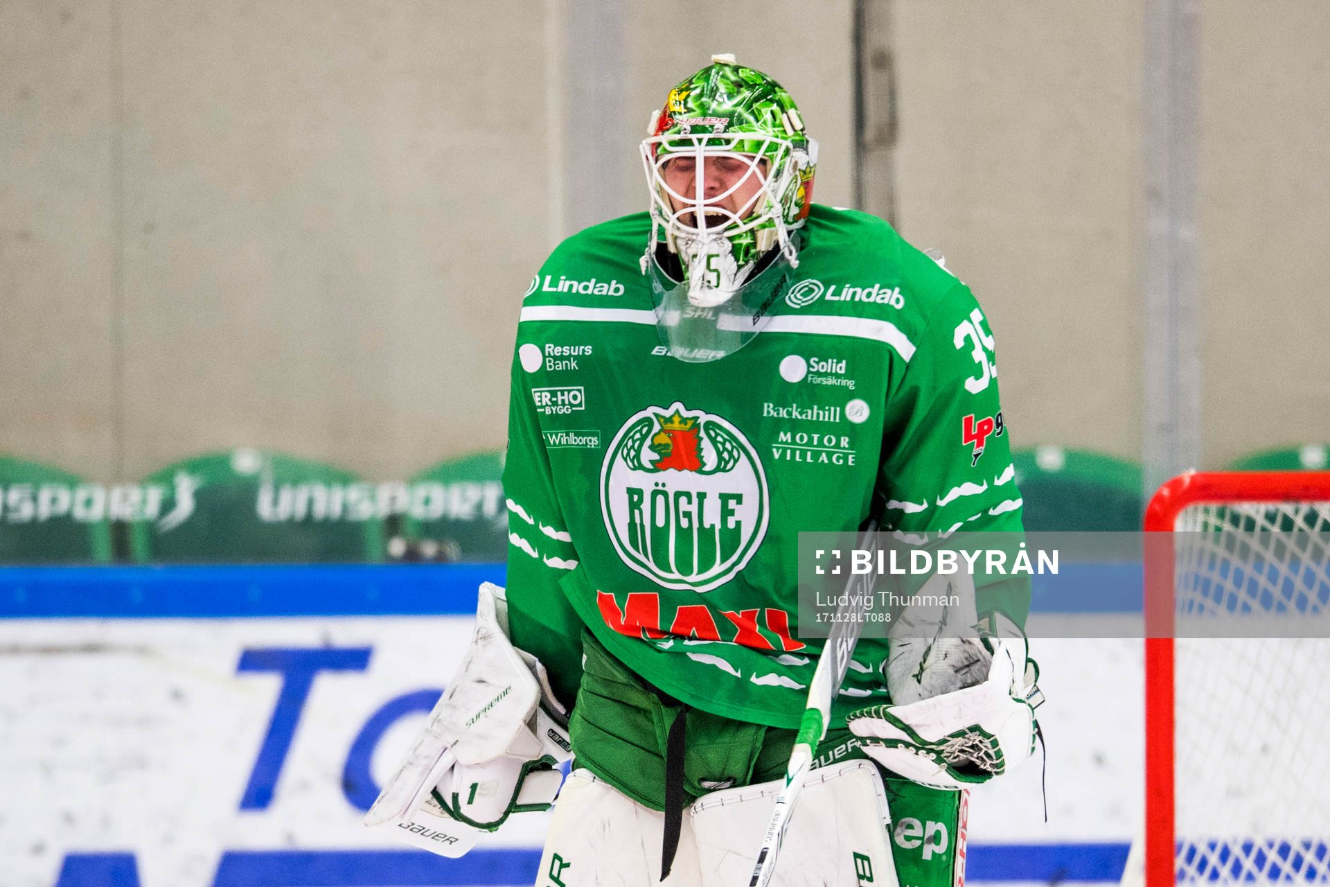 Rögles målvakt Emil Kruse jublar