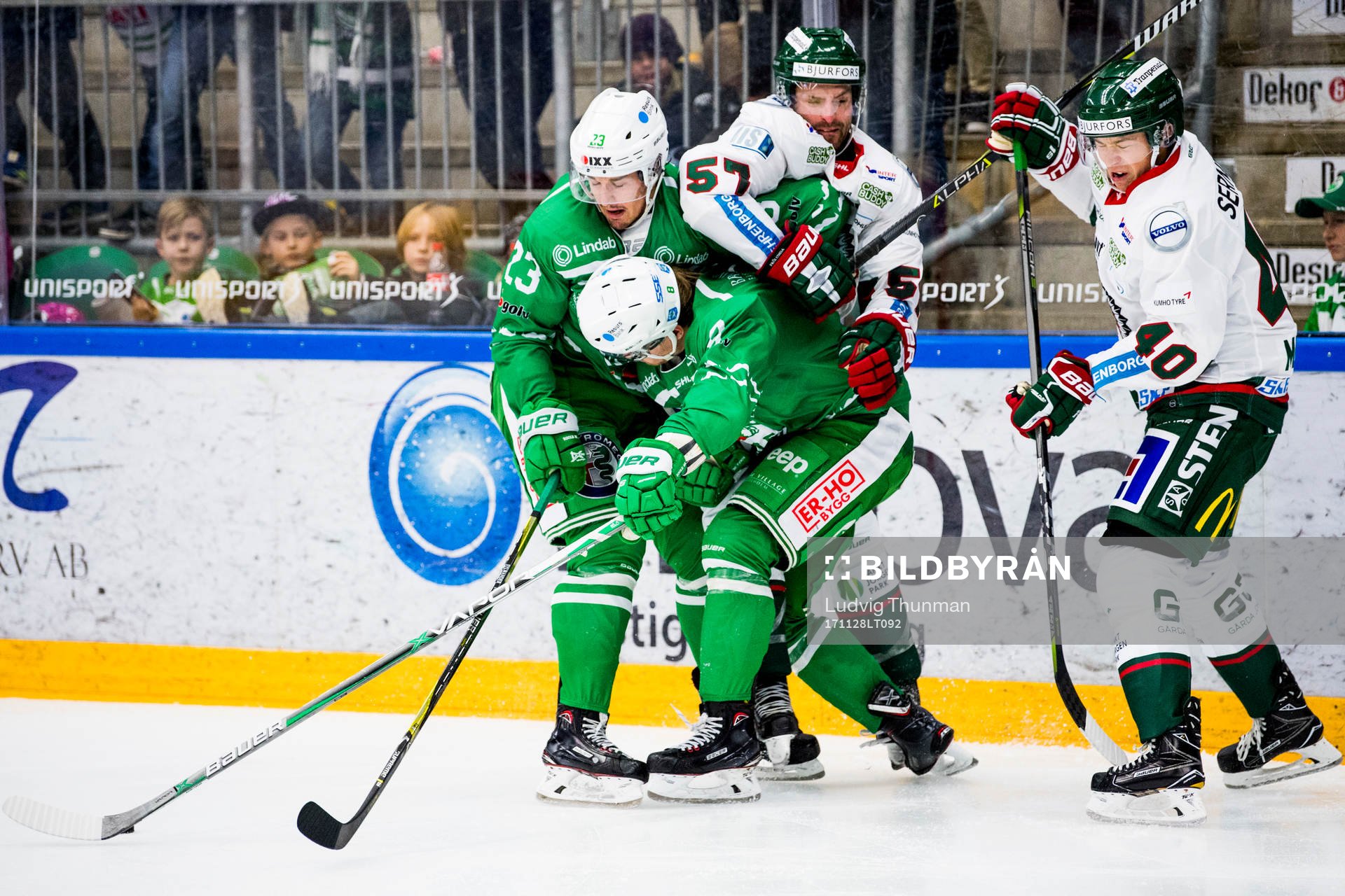 Rögles Daniel Sylwander och Linus Sandin i kamp om pucken