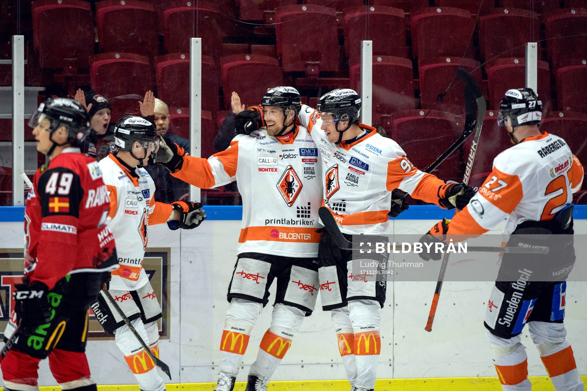 Karlskronas Emil Larsson jublar med lagkamrater
