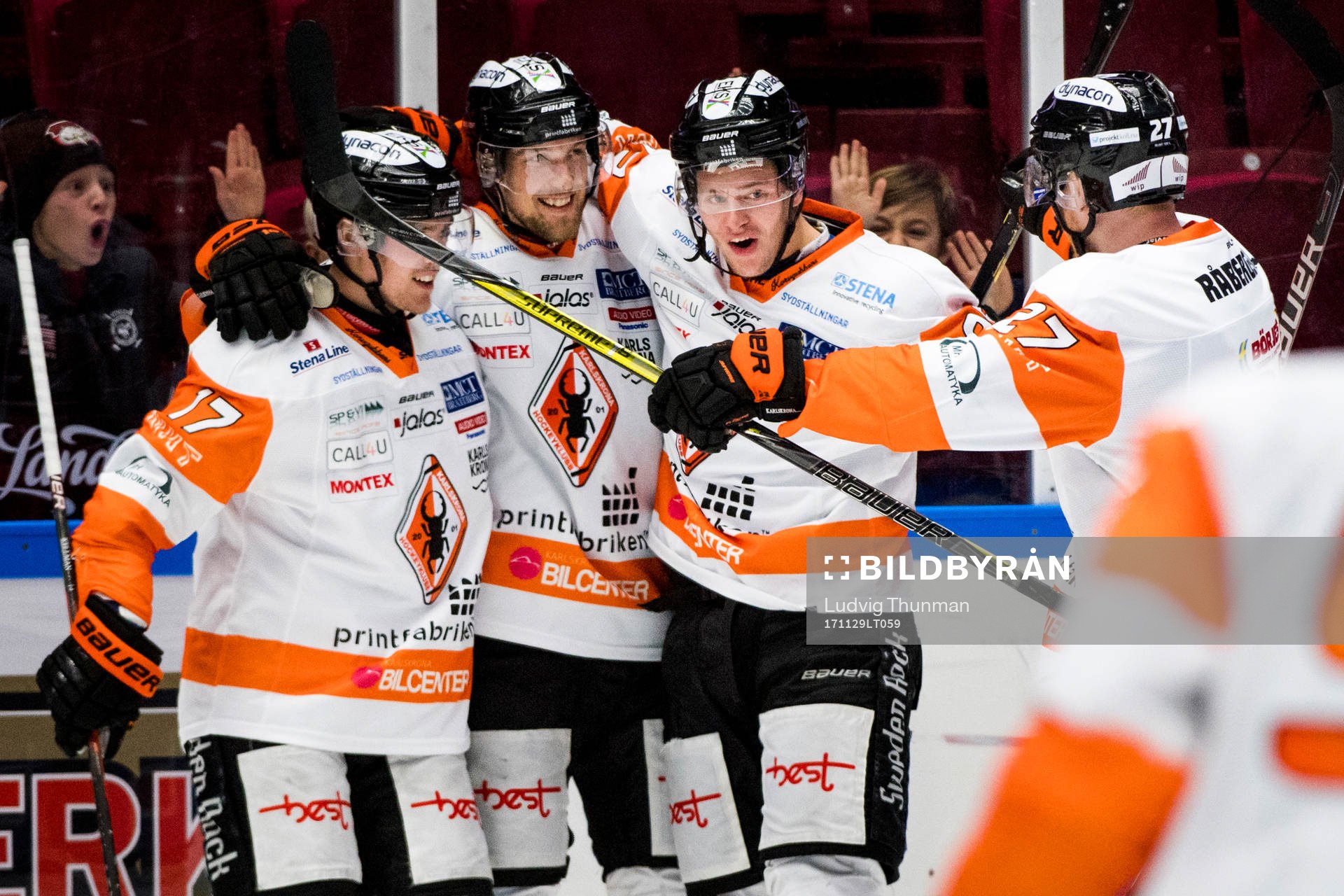 Karlskronas Emil Larsson jublar med lagkamrater