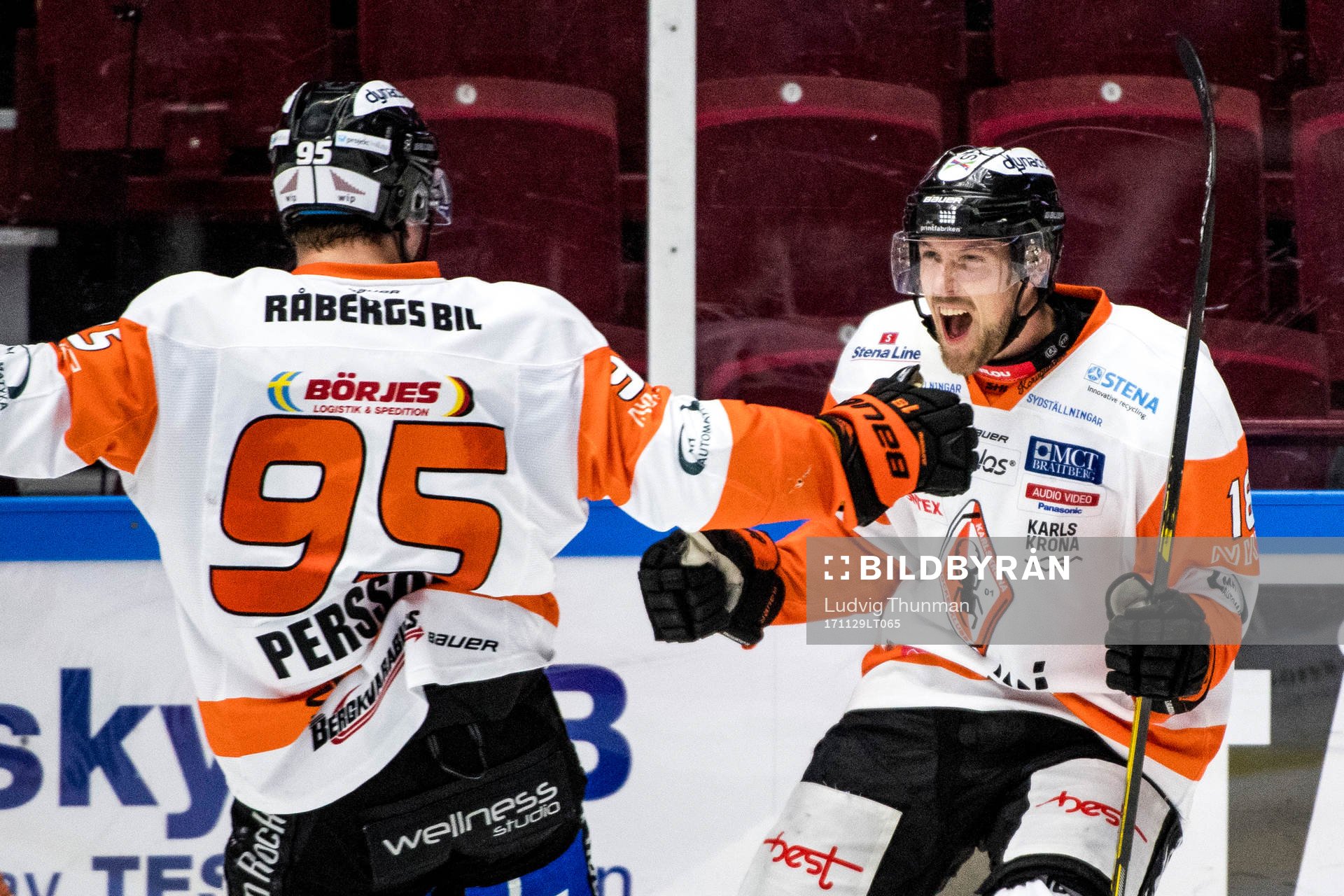 Karlskronas Emil Larsson jublar med Carl Persson