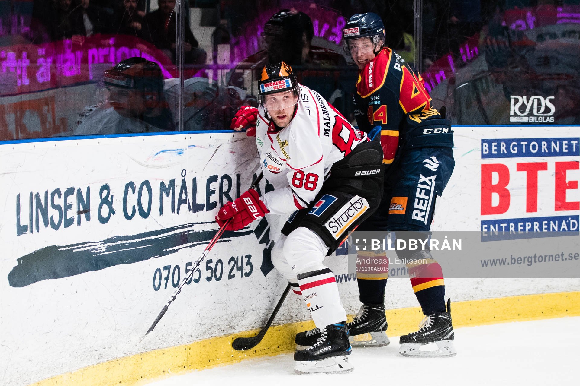 Örebros Viktor Ekbom i kamp om pucken med Djurgårdens