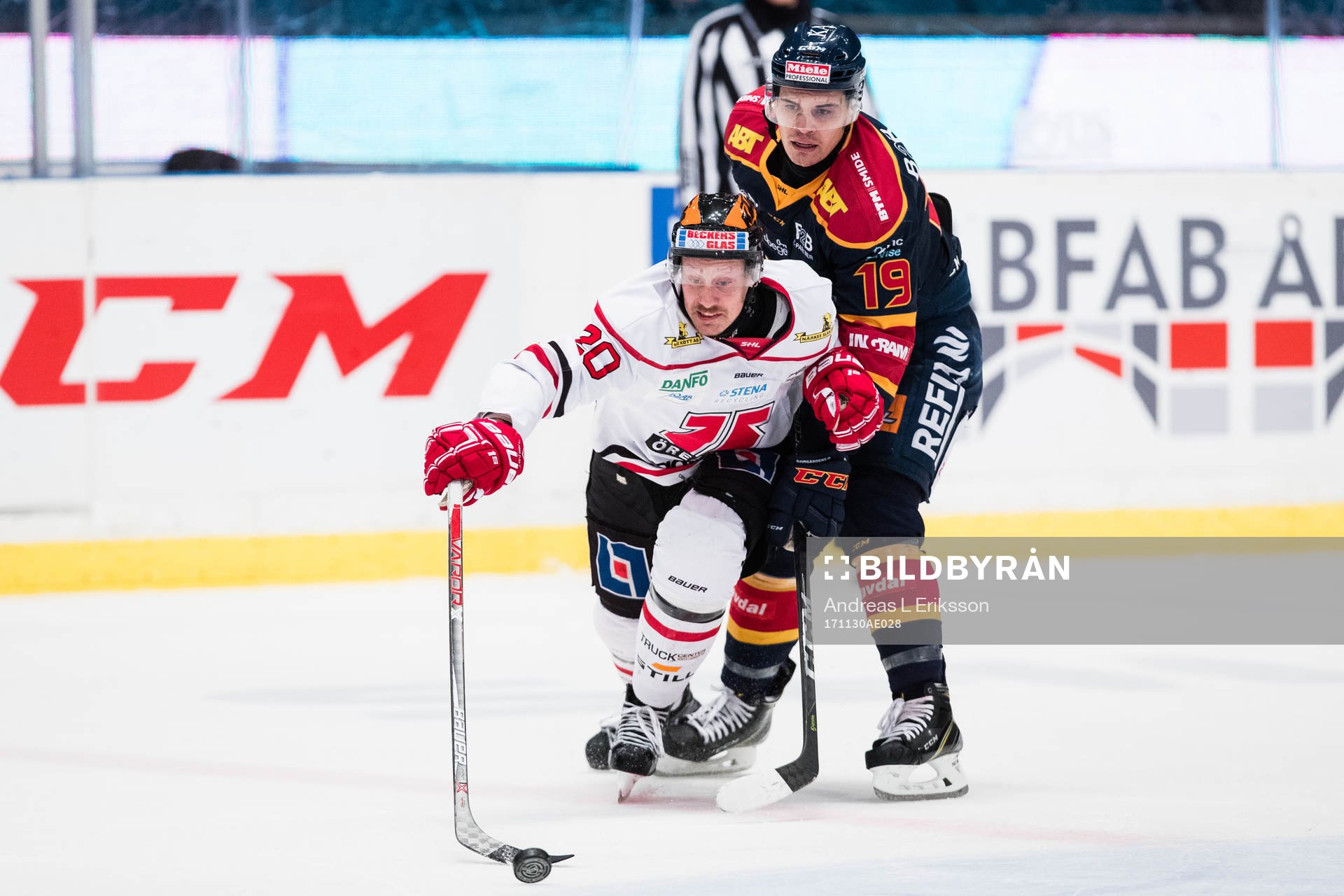 Örebros Marcus Weinstock i kamp om pucken med Djurgårdens
