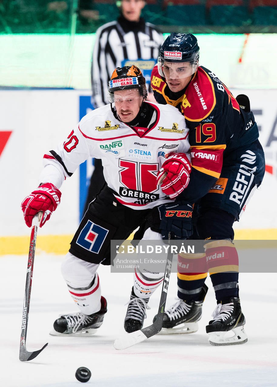 Örebros Marcus Weinstock i kamp om pucken med Djurgårdens