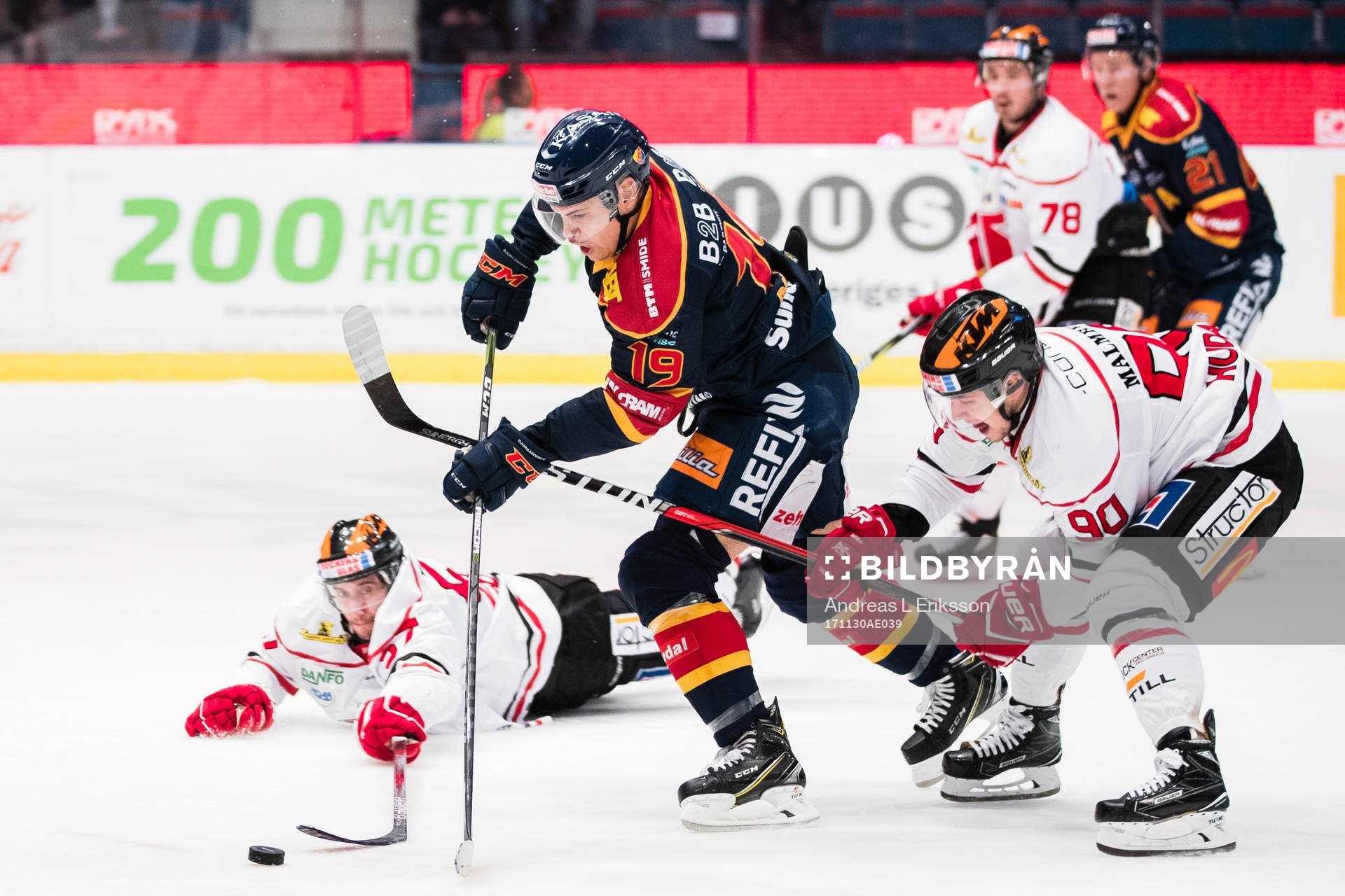 Djurgårdens Rene Bourque utmanar Örebros Daine Todd och